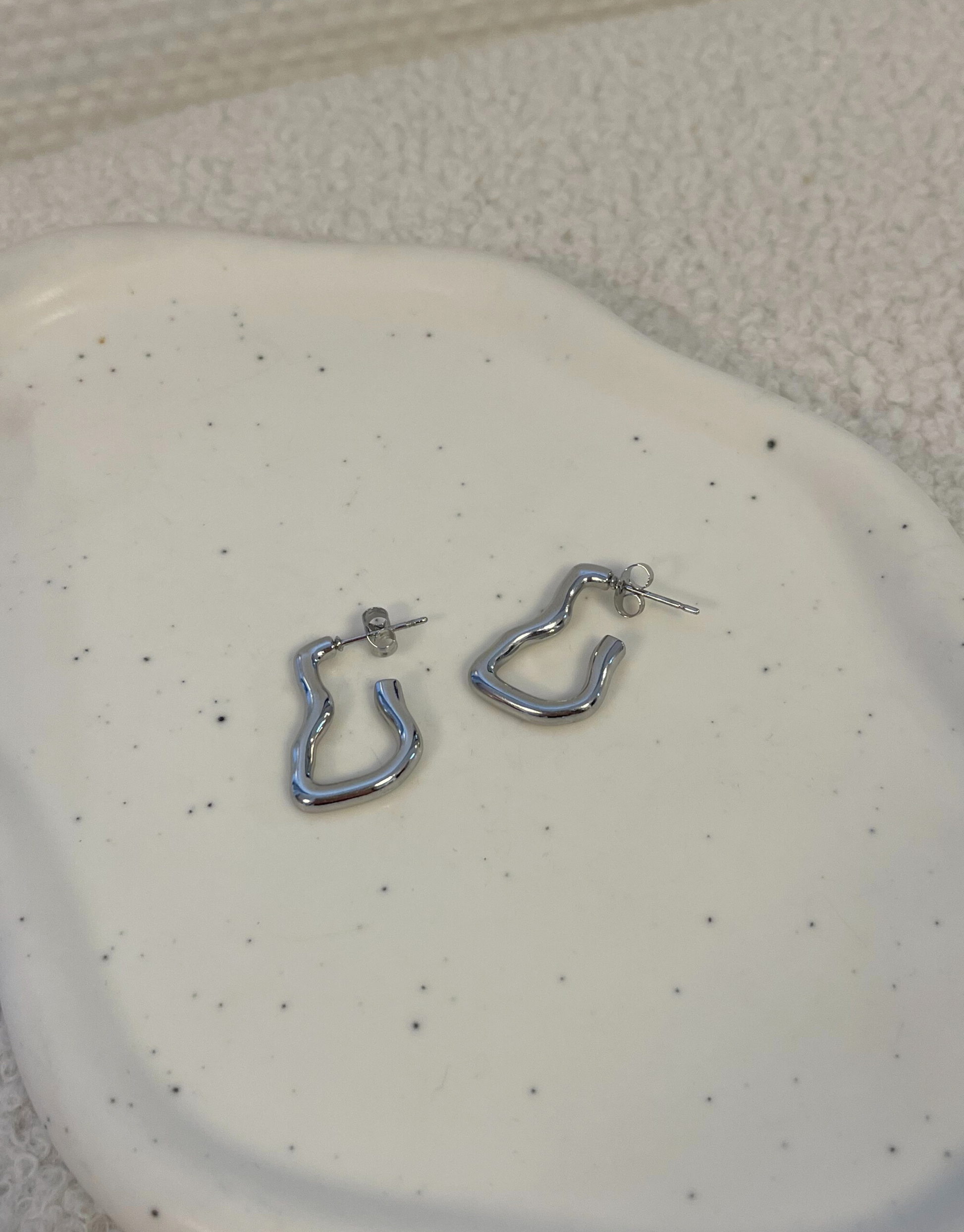 Øreringe i abstrakt design.