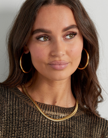 Smukkeste halskæde i fladt og bredt design. Perfekt til når du virkelig skal spice dit look op.  Materiale: Overfladebehandlet rustfri stål, 14 karat guldbelægning. 100% nikkelfri. Størrelse: 50 + 5 cm.