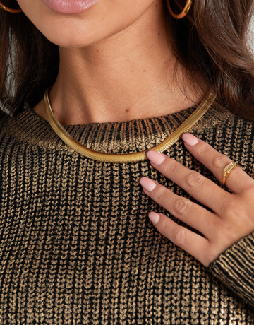 Smukkeste halskæde i fladt og bredt design. Perfekt til når du virkelig skal spice dit look op.  Materiale: Overfladebehandlet rustfri stål, 14 karat guldbelægning. 100% nikkelfri. Størrelse: 50 + 5 cm.