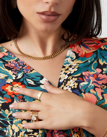 Smukkeste halskæde i enkelt kæde design. Perfekt til når du virkelig skal spice dit look op. Materiale: Overfladebehandlet rustfri stål, 14 karat guldbelægning. 100% nikkelfri. Størrelse: 45 + 5 cm.