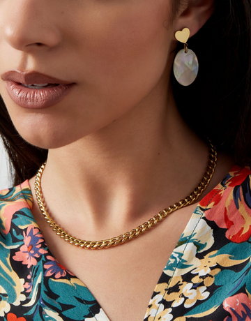 Smukkeste halskæde i enkelt kæde design. Perfekt til når du virkelig skal spice dit look op. Materiale: Overfladebehandlet rustfri stål, 14 karat guldbelægning. 100% nikkelfri. Størrelse: 45 + 5 cm.