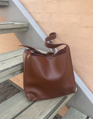 Den smukke Frieda taske er den perfekte hverdagstaske, da den både kan bruges til skolebrug samt indeholde alt det nødvendige.