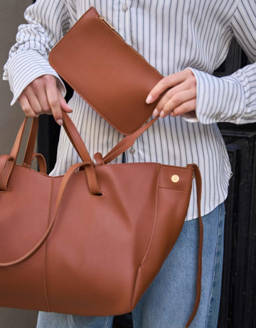 Vores smukke Elena taske er den perfekte hverdagstaske, da den både kan bruges til skolebrug samt indeholde alt det nødvendige.