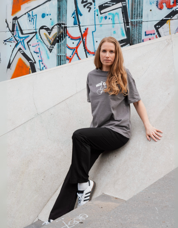 Skøn oversized t-shirt med Mon Cheri print, som på fransk betyder mit kirsebær eller min skat.