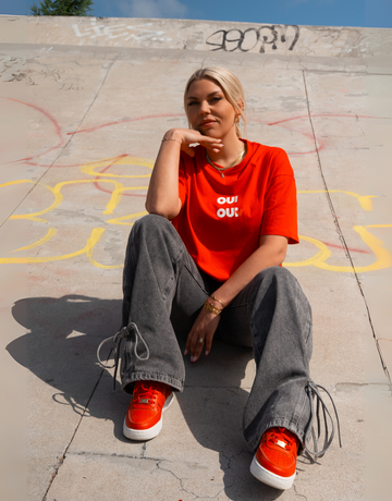 Skøn oversized t-shirt i rød med hvidt Oui Oui print.