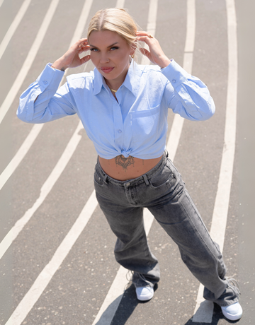 Smuk lyseblå skjorte med små rhinsten.