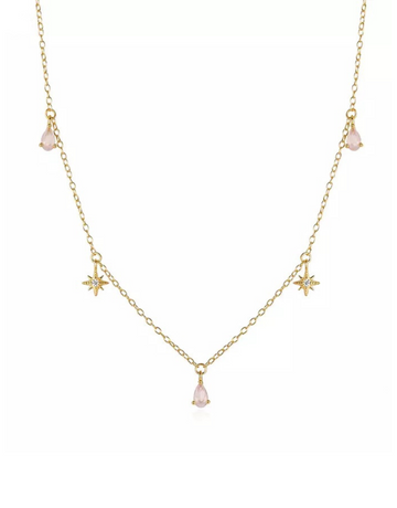 Cornelia halskæde i et elegant look med flotte vedhæng.  Halskæden er i S925 sterling sølv og guldbelagt med 18 karat.   Materiale: S925 sterling sølv, guldbelagt med 18 karat. 100% nikkelfri. Størrelse: 42 cm + forlængelse