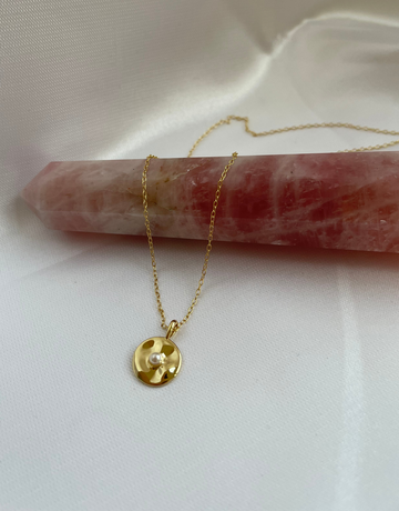 Grace halskæde i et rundt look med ferskvandsperle i midten.  Halskæden er i S925 sterling sølv og guldbelagt med 14 karat.   Materiale: S925 sterling sølv, guldbelagt med 14 karat. 100% nikkelfri. Størrelse: 40 cm + forlængelse