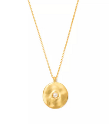 Grace halskæde i et rundt look med ferskvandsperle i midten.  Halskæden er i S925 sterling sølv og guldbelagt med 14 karat.   Materiale: S925 sterling sølv, guldbelagt med 14 karat. 100% nikkelfri. Størrelse: 40 cm + forlængelse