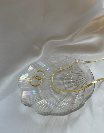 Flad slangekæde halskæde i guld.  Flot og enkel halskæde i S925 sterling sølv og forgyldt med 14 karat.   Materiale: S925 sterling sølv, 14 karat forgyldt. Nikkelfri Størrelse: 40 cm + forlængelse, tykkelse: 4 mm