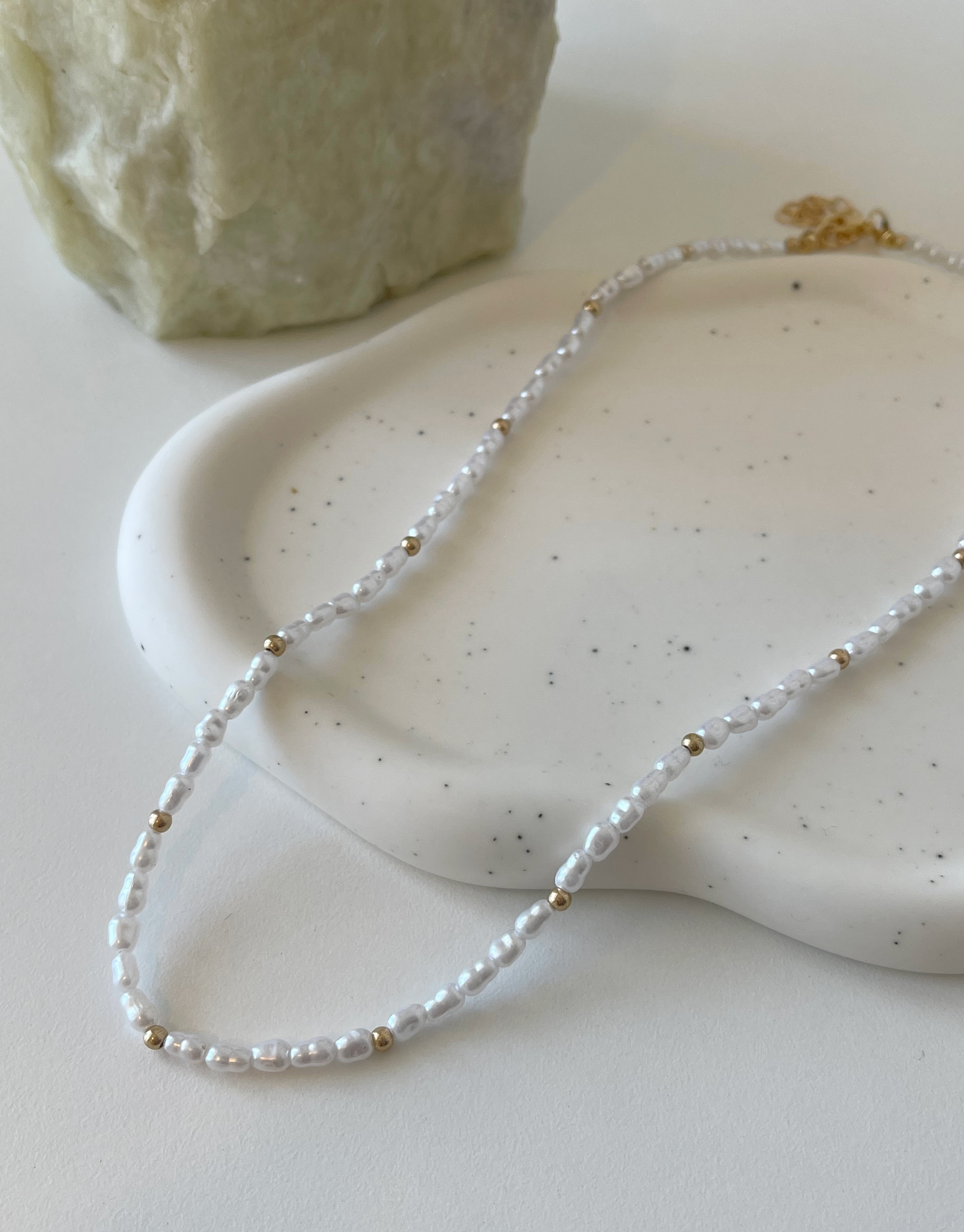 Sød halskæde fyldt med perler.  Denne halskæde er til dig, som elsker, at pifte dit look op med unikke smykker.   Materiale: Rustfri stål, guldbelagt. Perler. 100% nikkelfri.