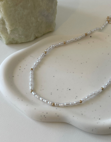 Sød halskæde fyldt med perler.  Denne halskæde er til dig, som elsker, at pifte dit look op med unikke smykker.   Materiale: Rustfri stål, guldbelagt. Perler. 100% nikkelfri.