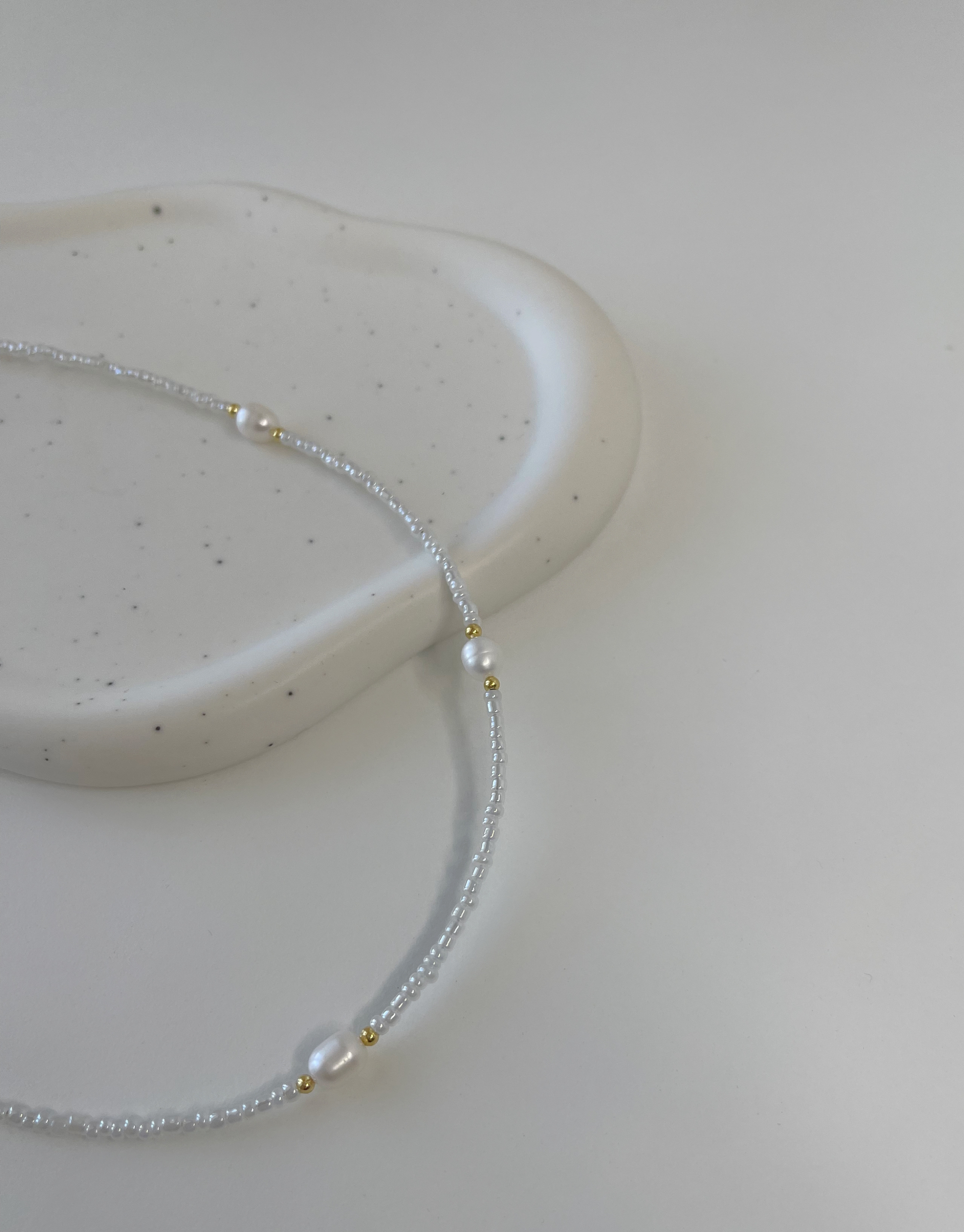 Nellie halskæde fyldt med perler.  Denne halskæde er til dig, som elsker, at pifte dit look op med unikke smykker.   Materiale: Rustfri stål, guldbelagt. Perler. 100% nikkelfri.