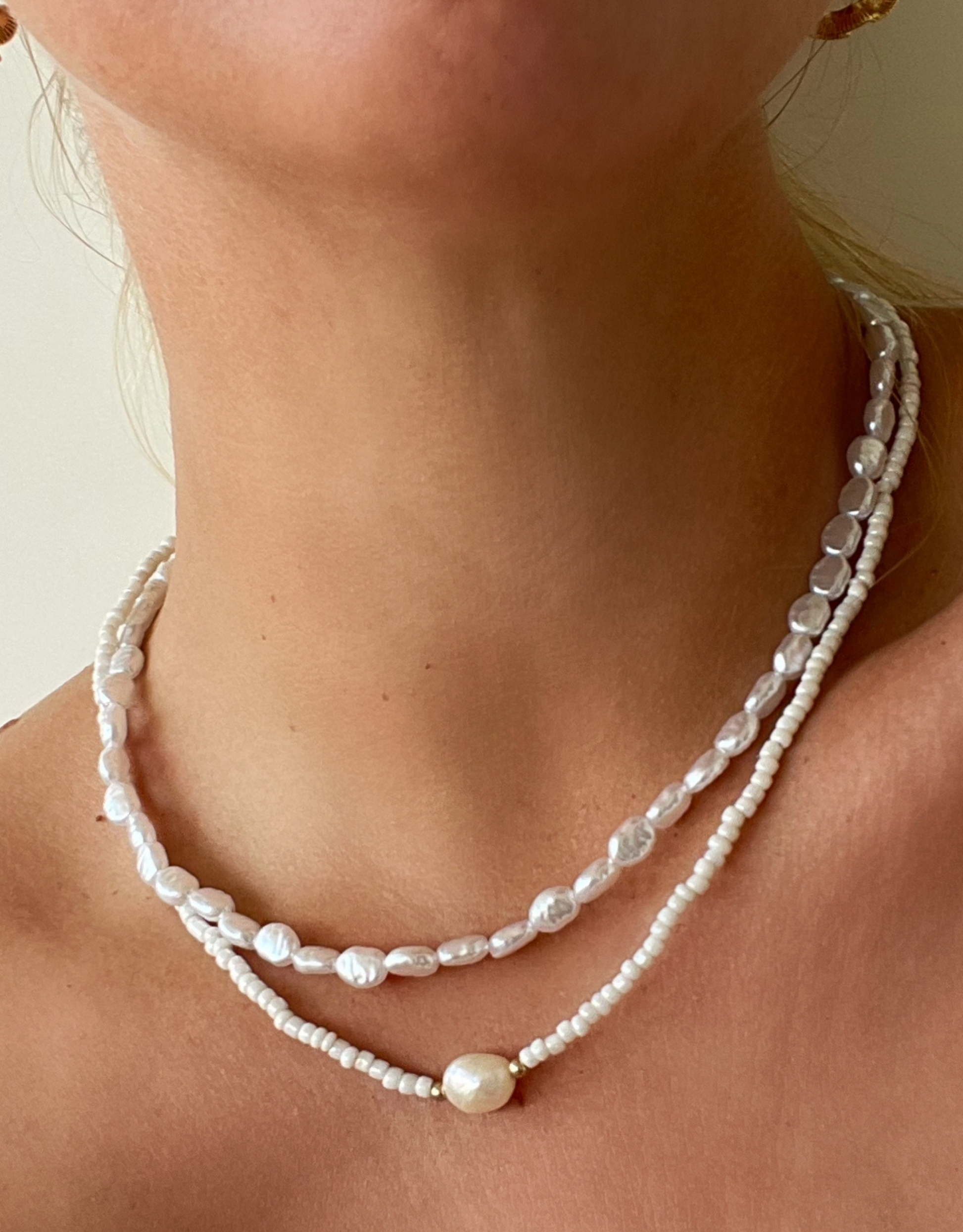 Sød halskæde fyldt med ferskvandsperler.  Denne halskæde er til dig, som elsker, at pifte dit look op med unikke smykker.   Materiale: Rustfri stål, guldbelagt. Perler. 100% nikkelfri.