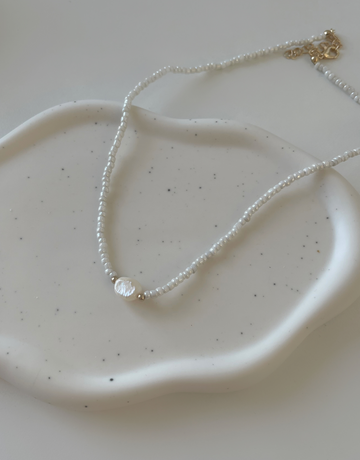 Sød halskæde fyldt med perler og stor ferskvandsperle i midten.  Denne halskæde er til dig, som elsker, at pifte dit look op med unikke smykker.   Materiale: Rustfri stål, guldbelagt. Perler. 100% nikkelfri.