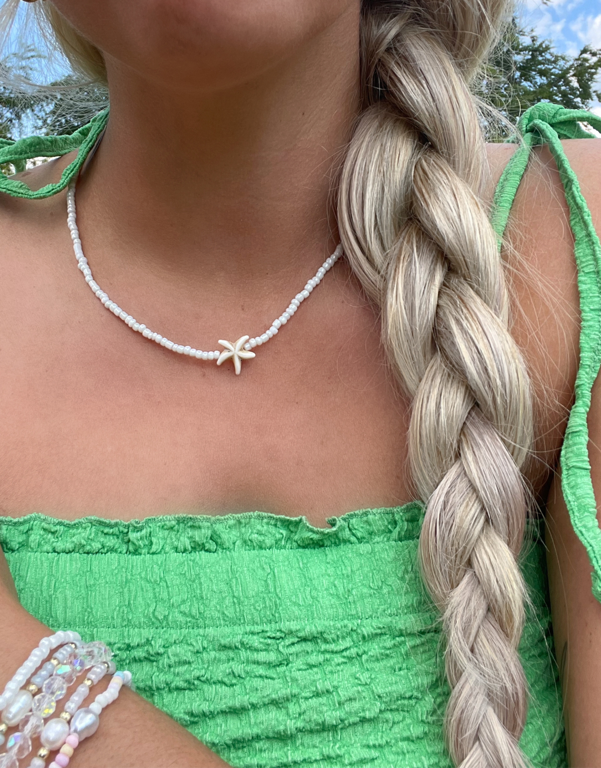 Sød halskæde fyldt med perler og søstjerne i midten.  Denne halskæde er til dig, som elsker, at pifte dit look op med unikke smykker.   Materiale: Rustfri stål, guldbelagt. Perler. 100% nikkelfri.