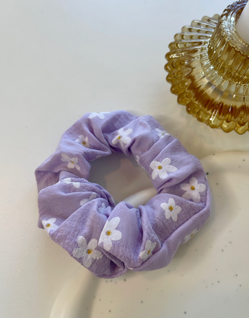 Sød scrunchie med motiver af blomster.  Disse scrunchie er nemme at style med - og giver virkelig et sødt pift til håret.