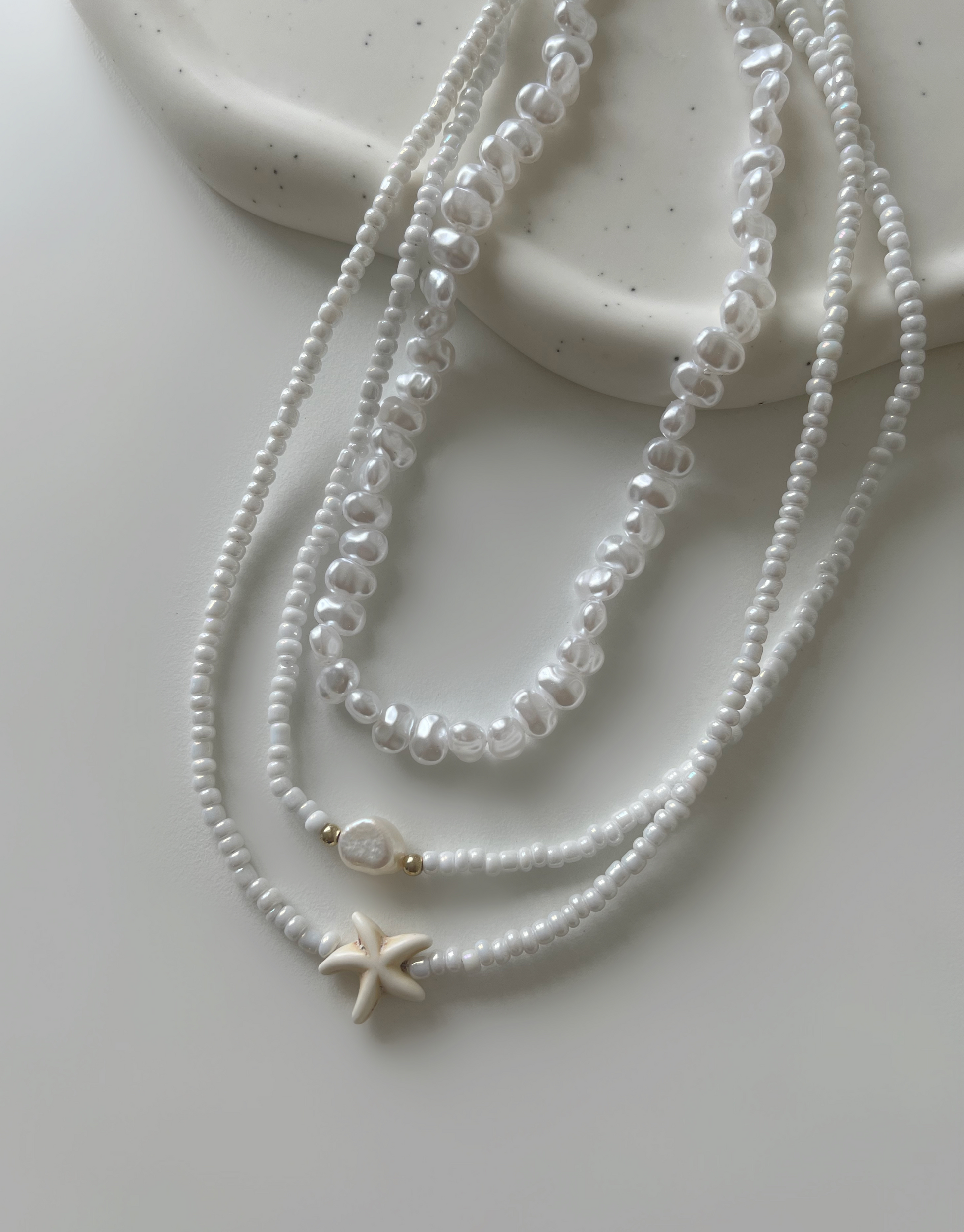 Sød halskæde fyldt med perler og ferskvandsperle.  Denne halskæde er til dig, som elsker, at pifte dit look op med unikke smykker.   Materiale: Overfladebehandlet messing med guldbelægning, perler, ferskvandsperle. 100% nikkelfri.
