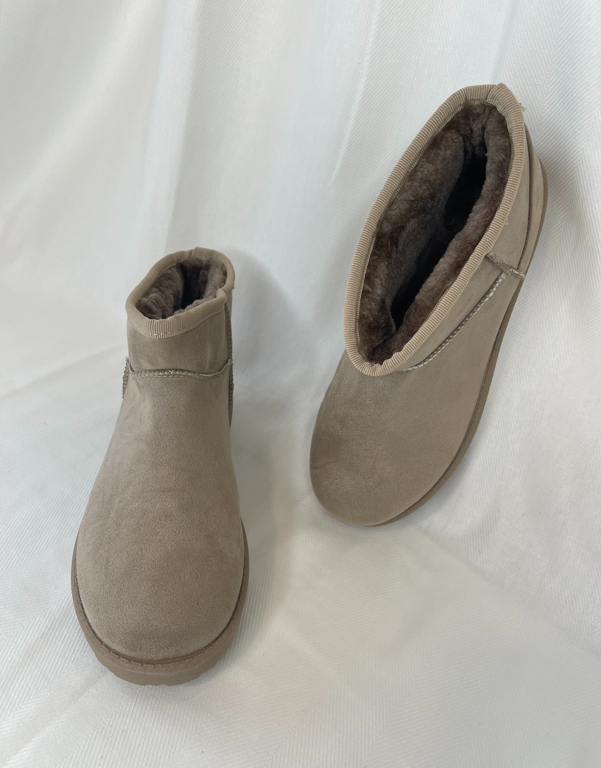 Vores Ella bamsestøvler er bløde og lækre, og er et musthave til efterårs- og vintergarderoben.  Materiale: 100% kunststof  Mål på sål: 2,5 cm Pasform: Normal til lille i størrelsen