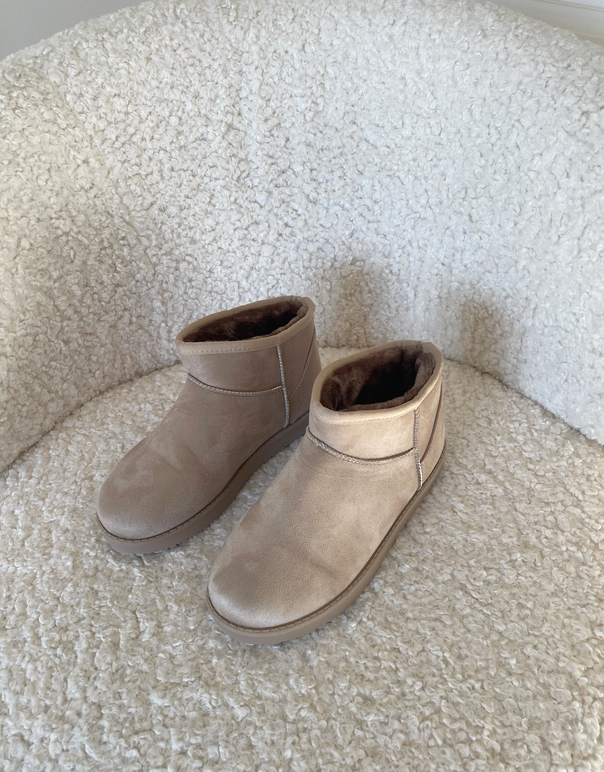 Vores Ella bamsestøvler er bløde og lækre, og er et musthave til efterårs- og vintergarderoben.  Materiale: 100% kunststof  Mål på sål: 2,5 cm Pasform: Normal til lille i størrelsen