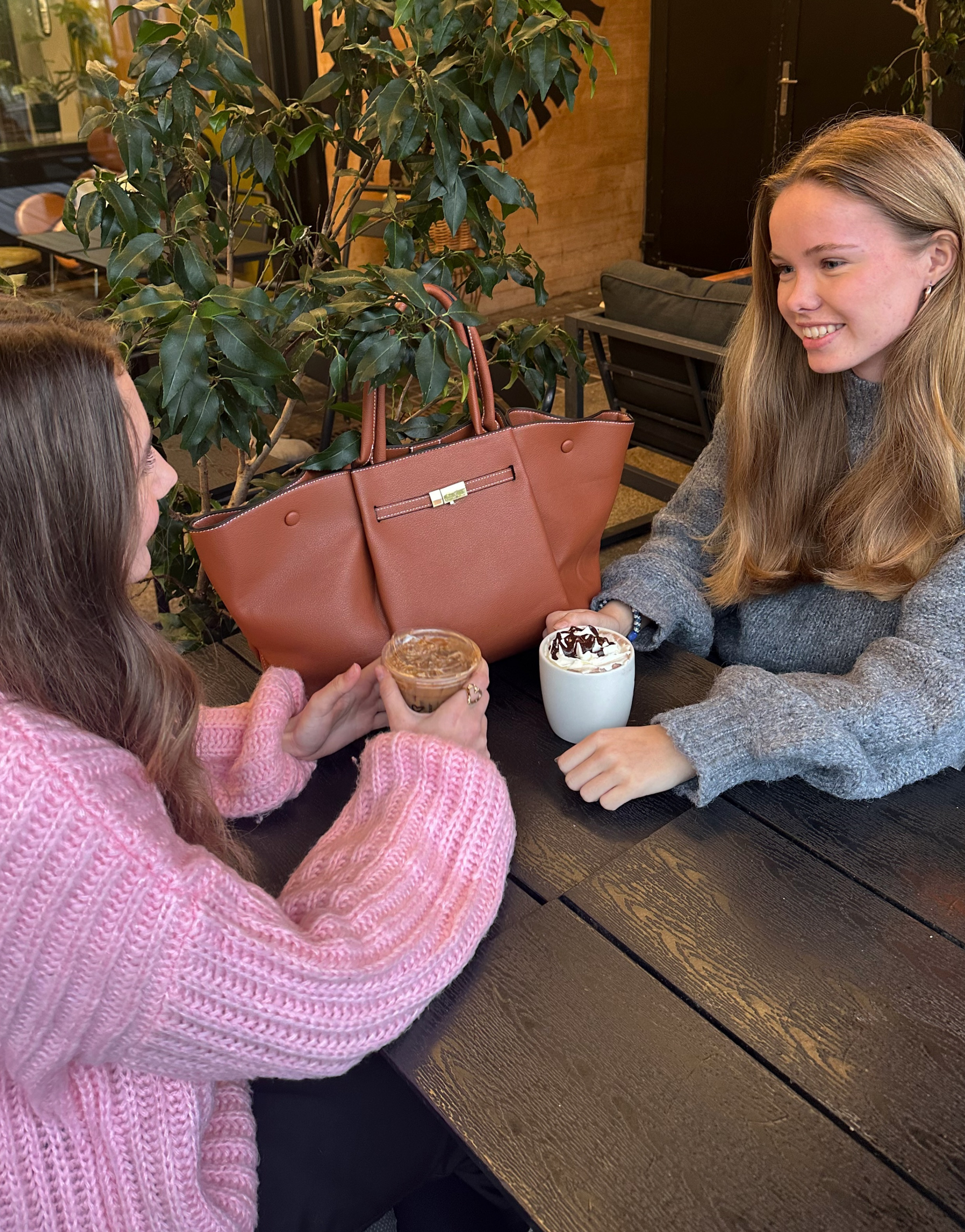 Den smukke Bloom taske er den perfekte hverdagstaske, da den både kan bruges til skolebrug samt indeholde alt det nødvendige.