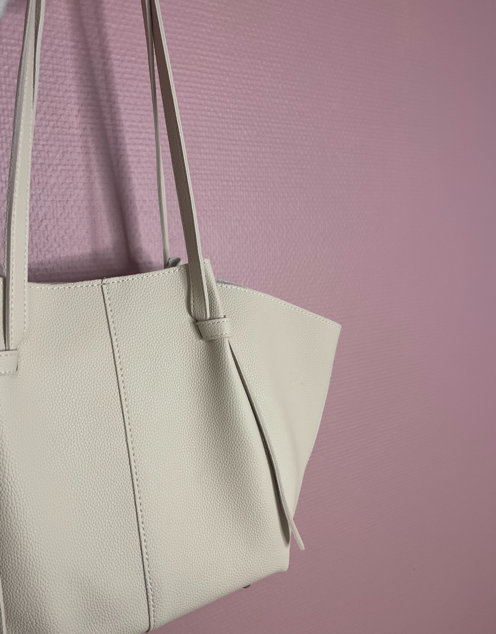 Den smukke Faith taske er den perfekte hverdagstaske, da den både kan bruges til skolebrug samt indeholde alt det nødvendige.
