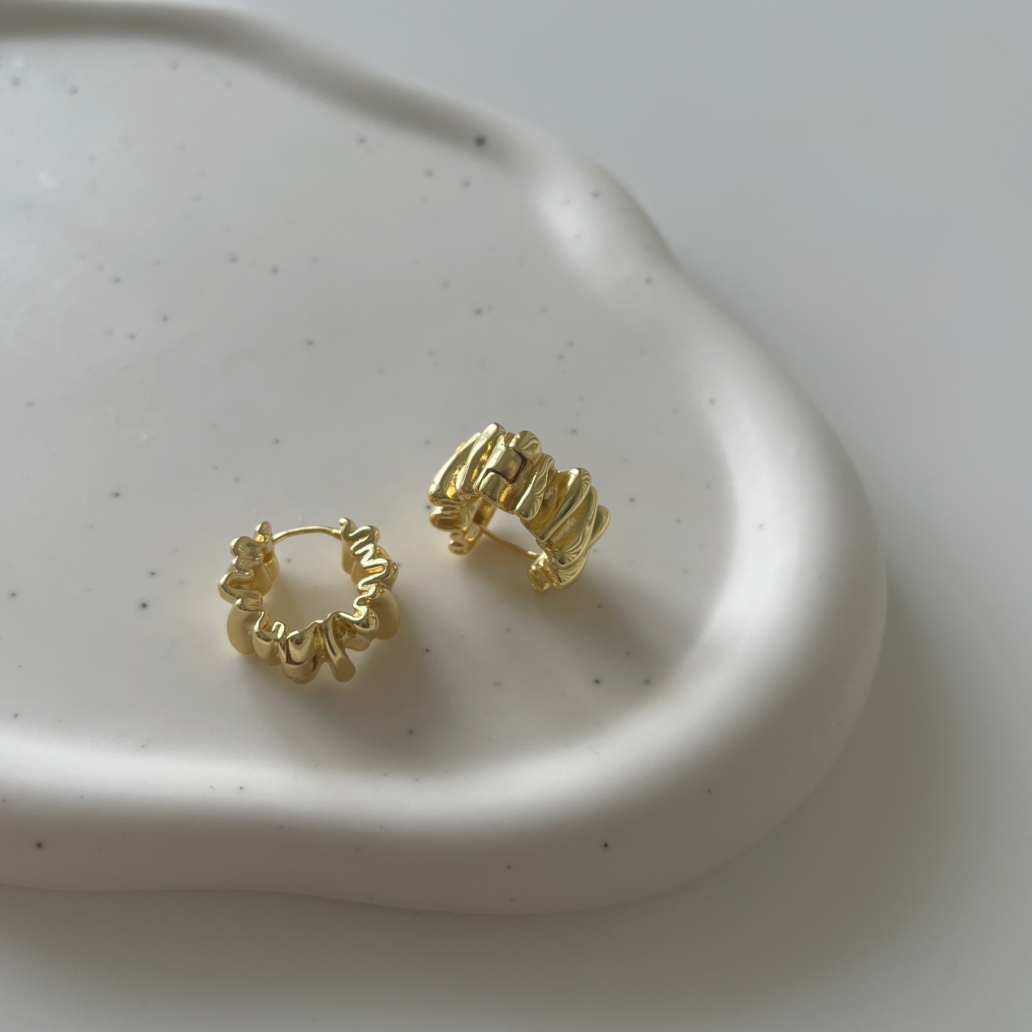 Enkle og abstrakte øreringe.   Disse øreringe er til dig, der elsker, at spice dit look up med unikke smykker.   Materiale: Rustfri stål, forgyldt med 14 karat. 100% nikkelfri. Størrelse: Bredde 2.5 cm
