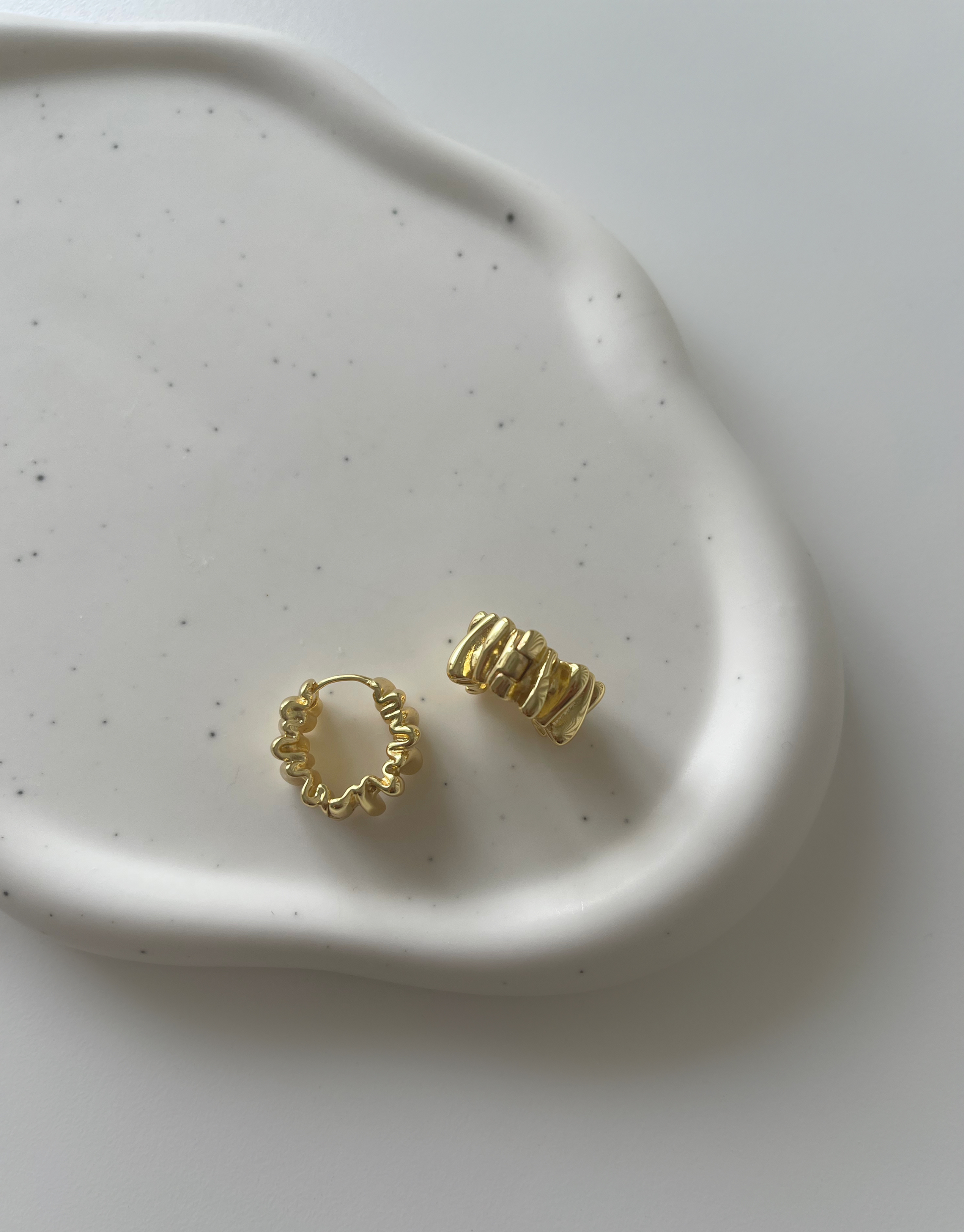 Enkle og abstrakte øreringe.   Disse øreringe er til dig, der elsker, at spice dit look up med unikke smykker.   Materiale: Rustfri stål, forgyldt med 14 karat. 100% nikkelfri. Størrelse: Bredde 2.5 cm