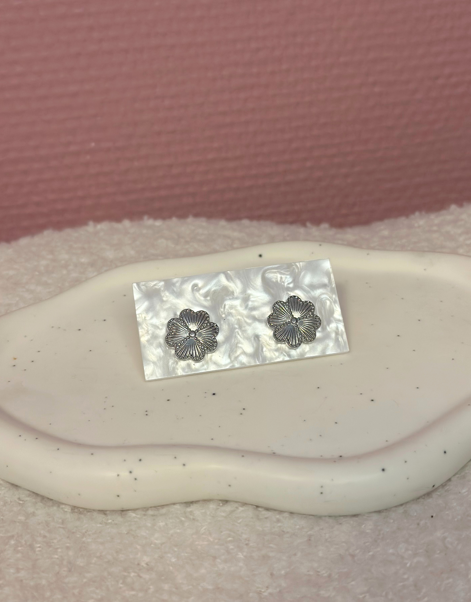 Skønne øreringe i unikt design med firkløvere.