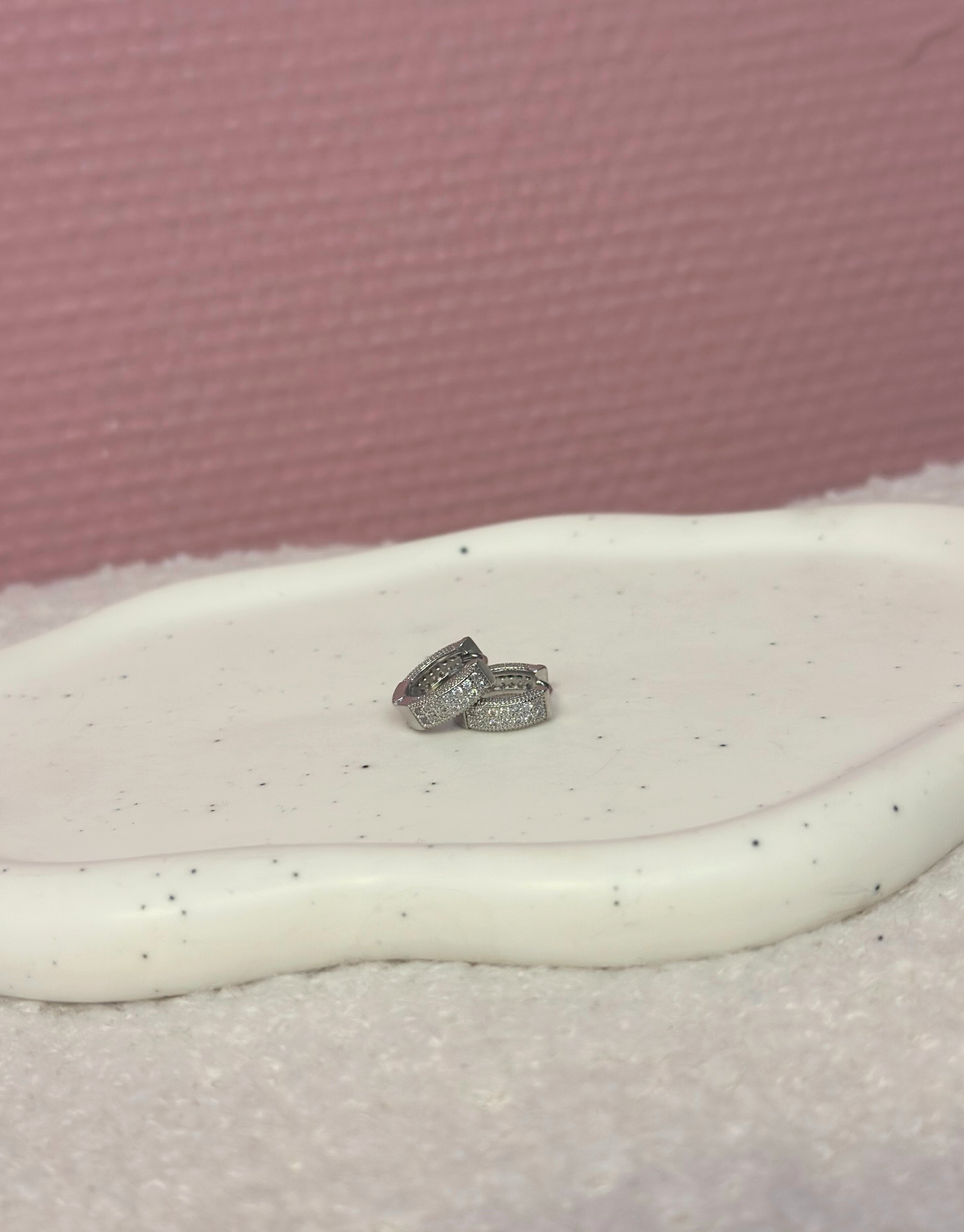 Smukke hoops i råt udtryk fyldt med zircon sten.