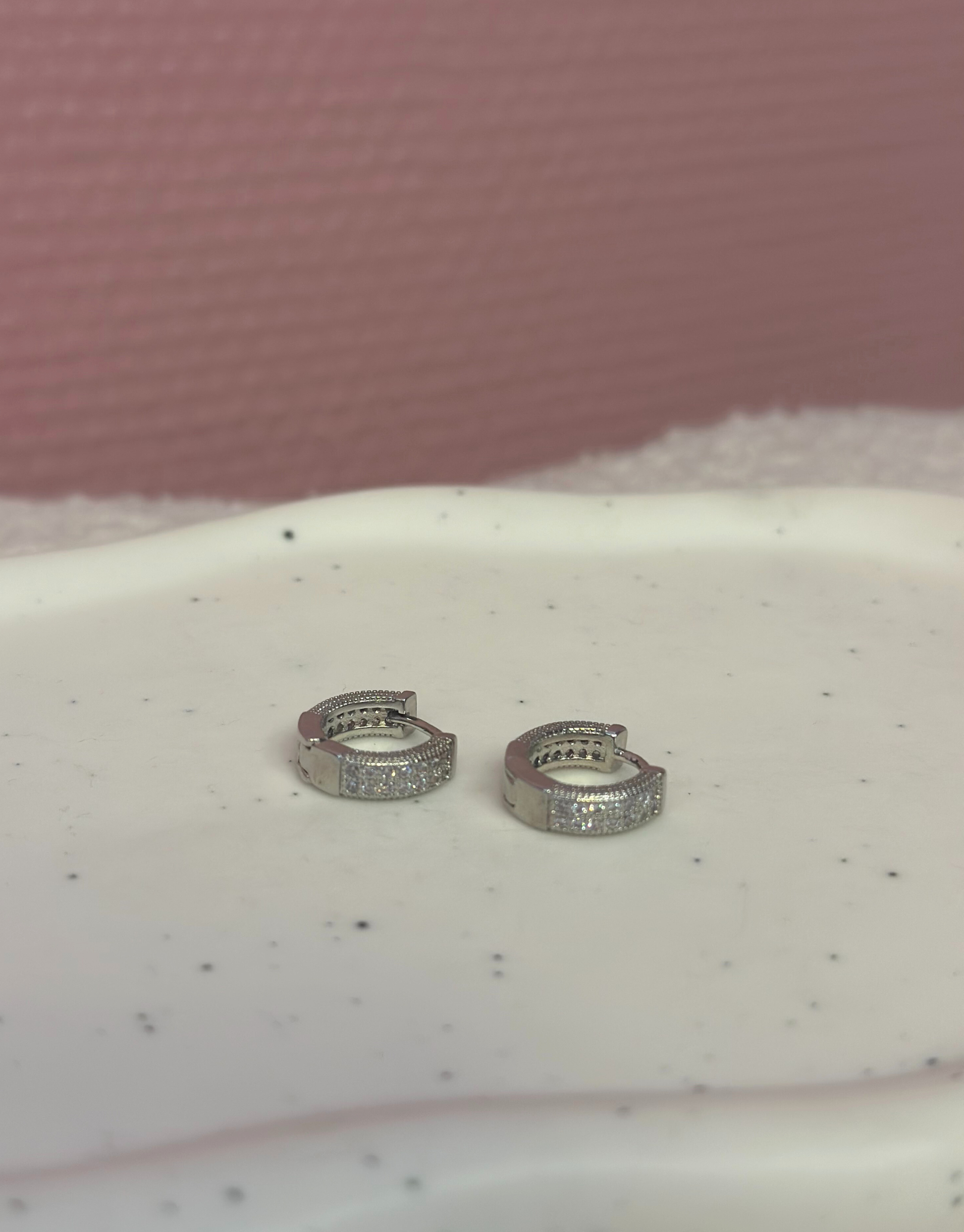 Smukke hoops i råt udtryk fyldt med zircon sten.