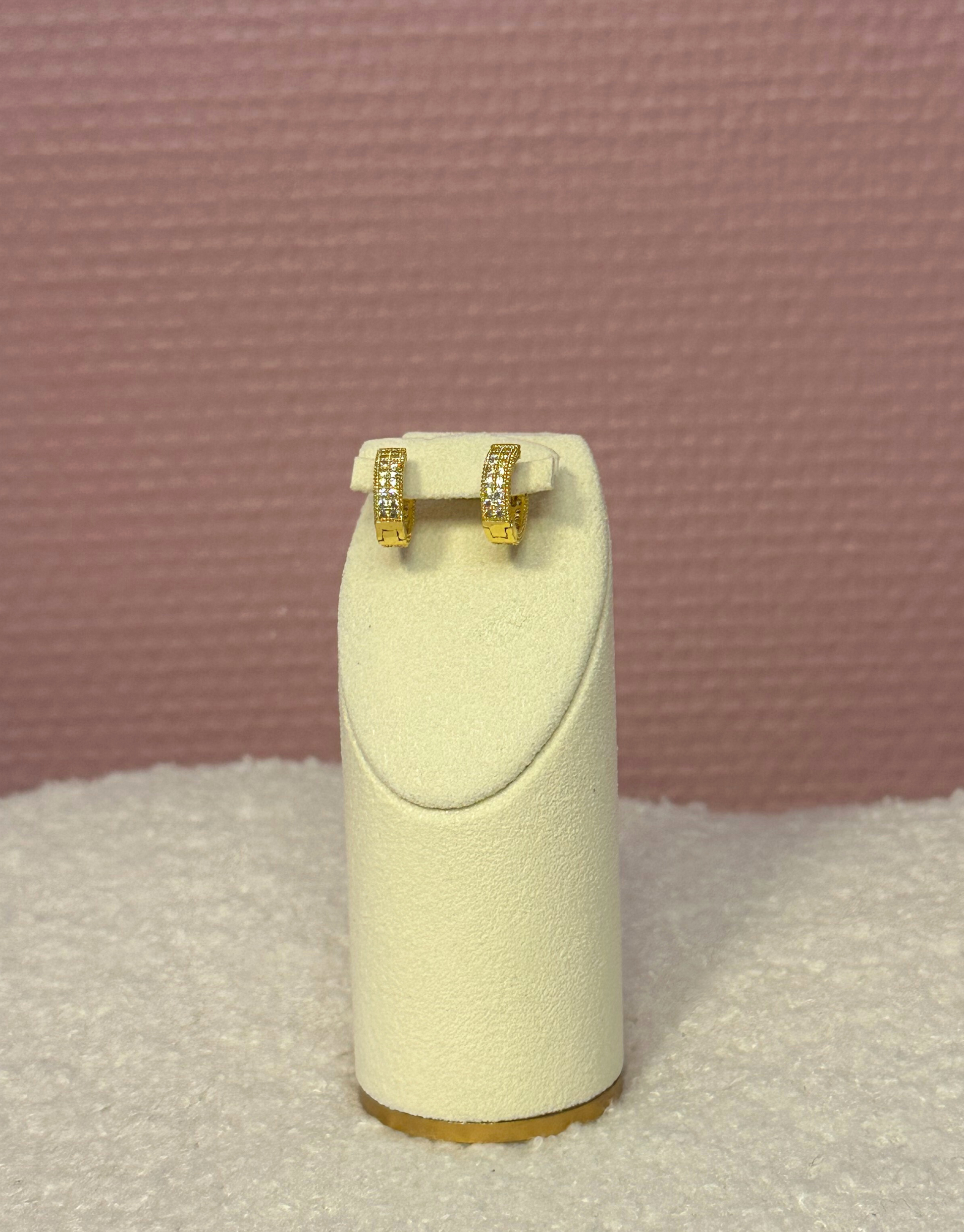 Smukke hoops i råt udtryk fyldt med zircon sten.