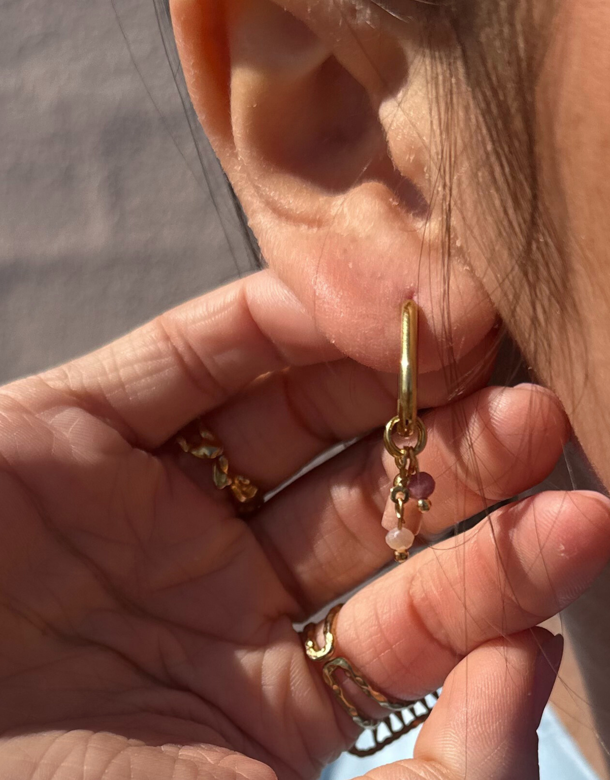 Smukke øreringe med sten, der både kan gå til det rå look - samt det elegante look.