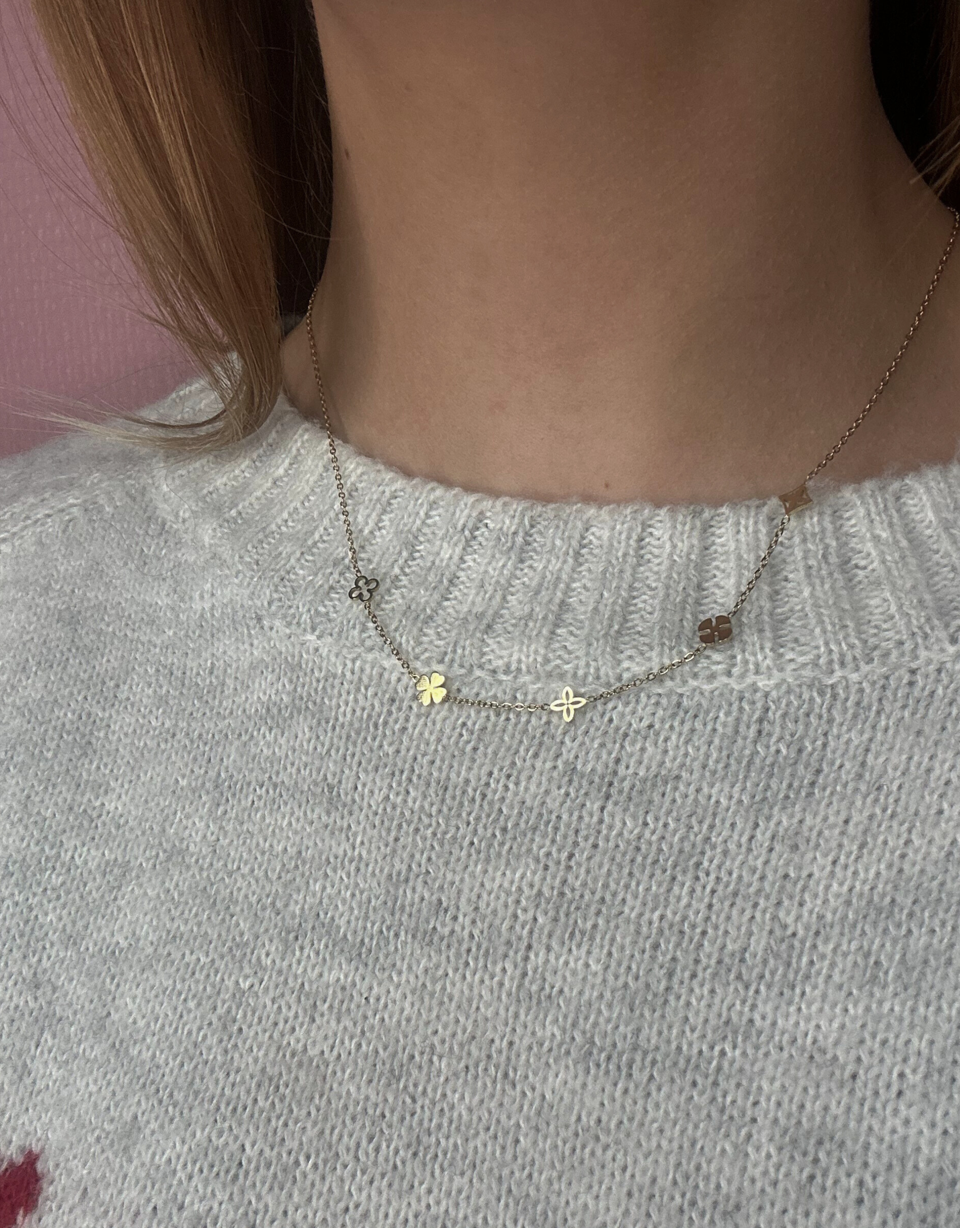 Skøn halskæde i unikt design med firkløvere.