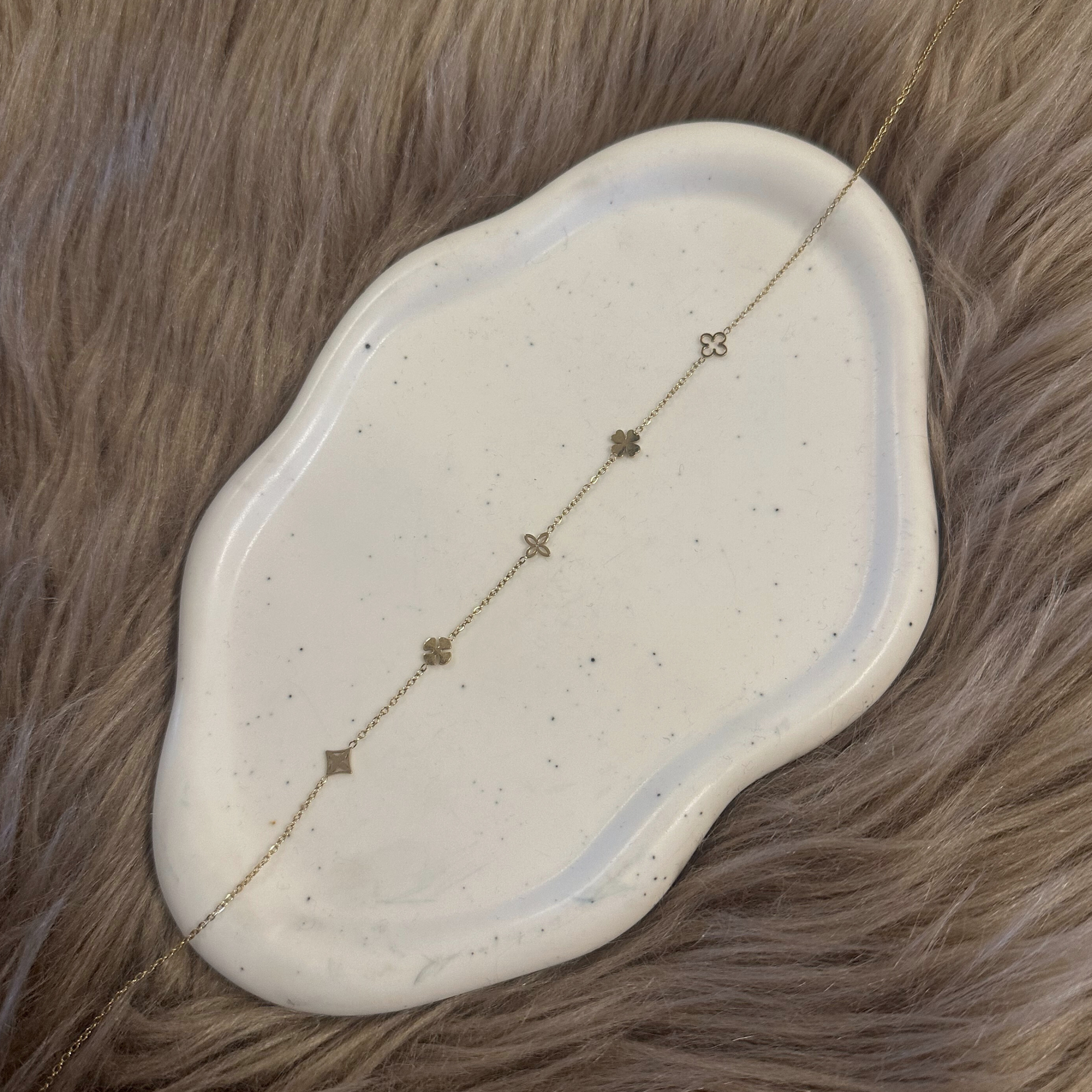 Skøn halskæde i unikt design med firkløvere.