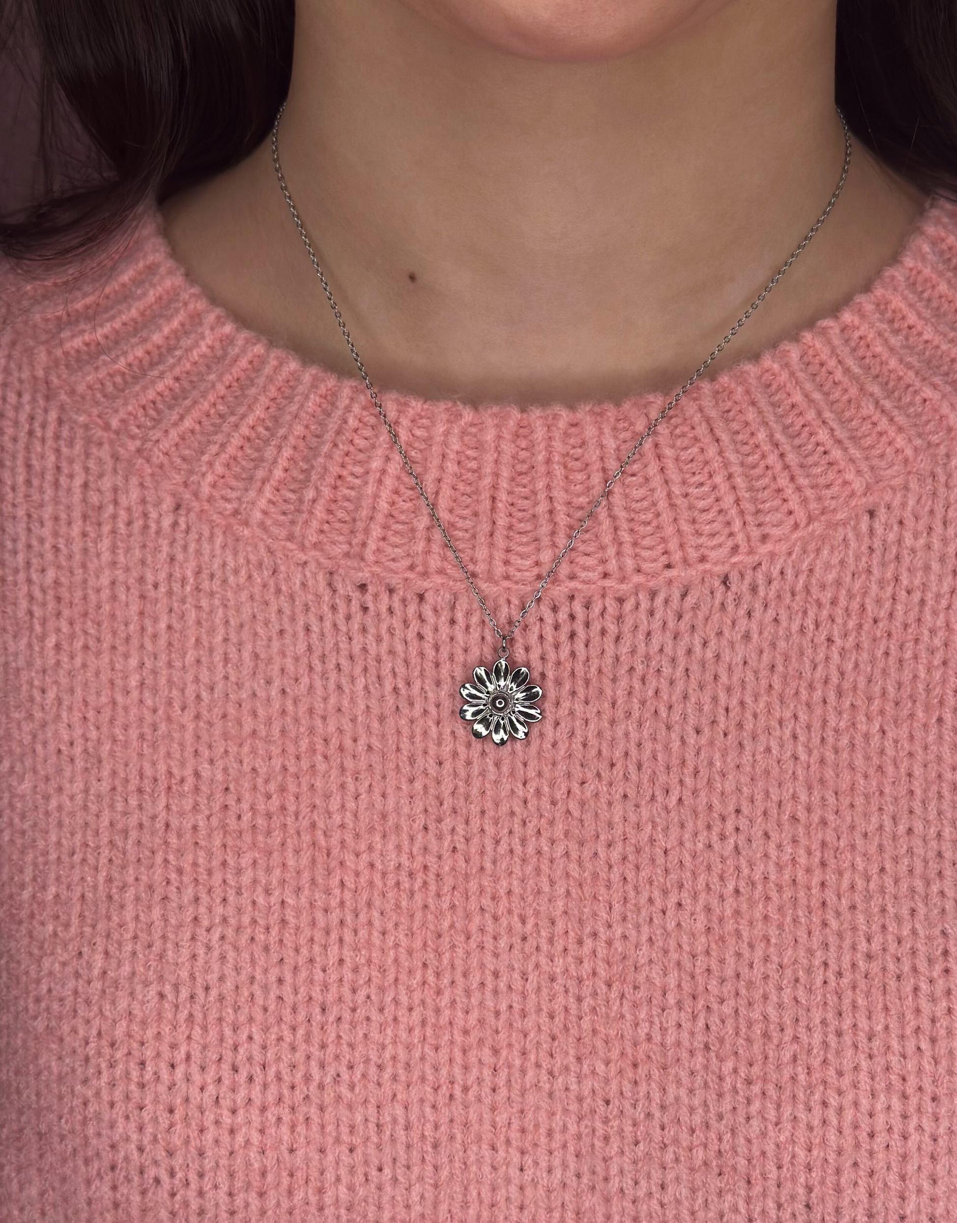 Smuk sølv halskæde i blomster design.