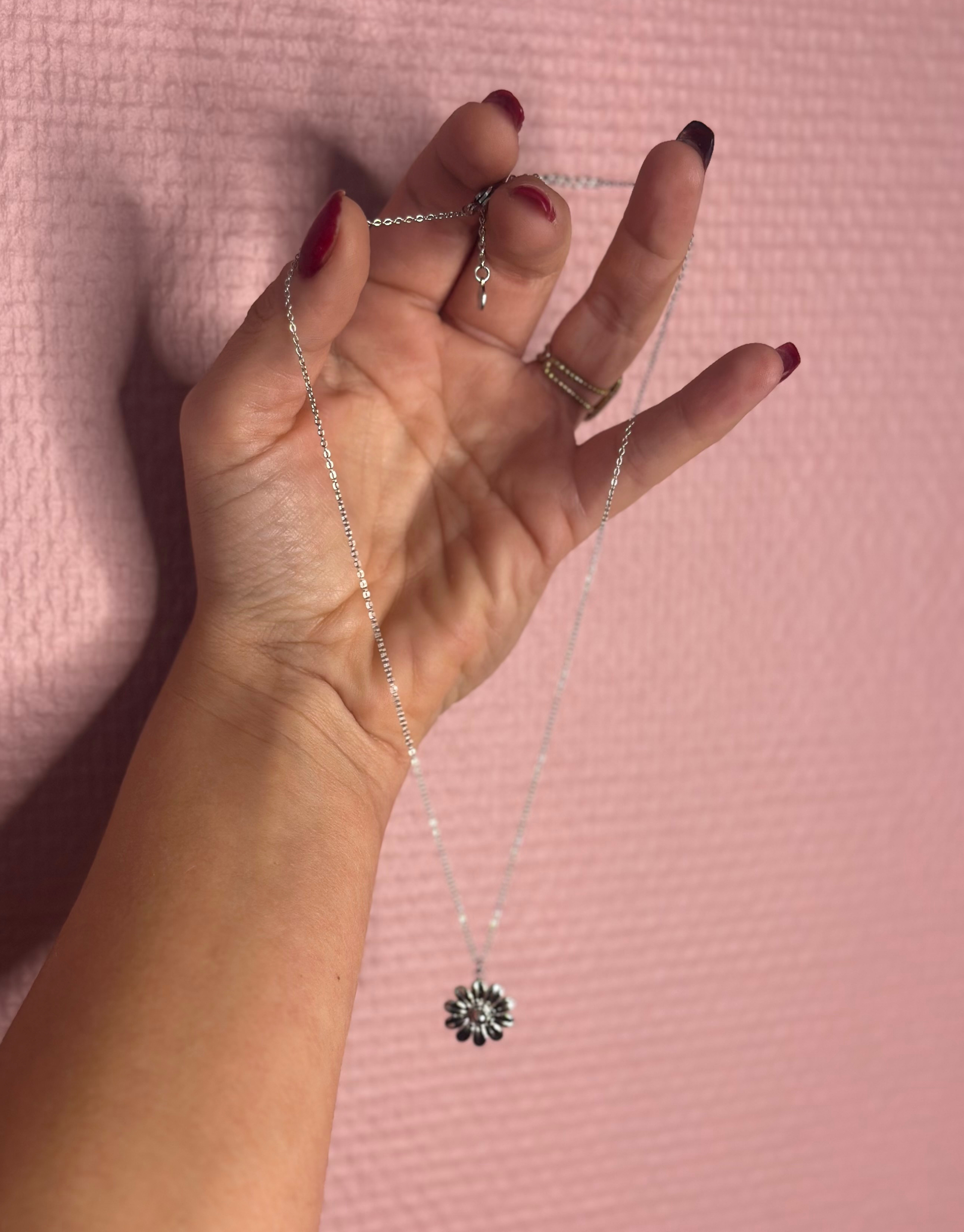 Smuk sølv halskæde i blomster design.