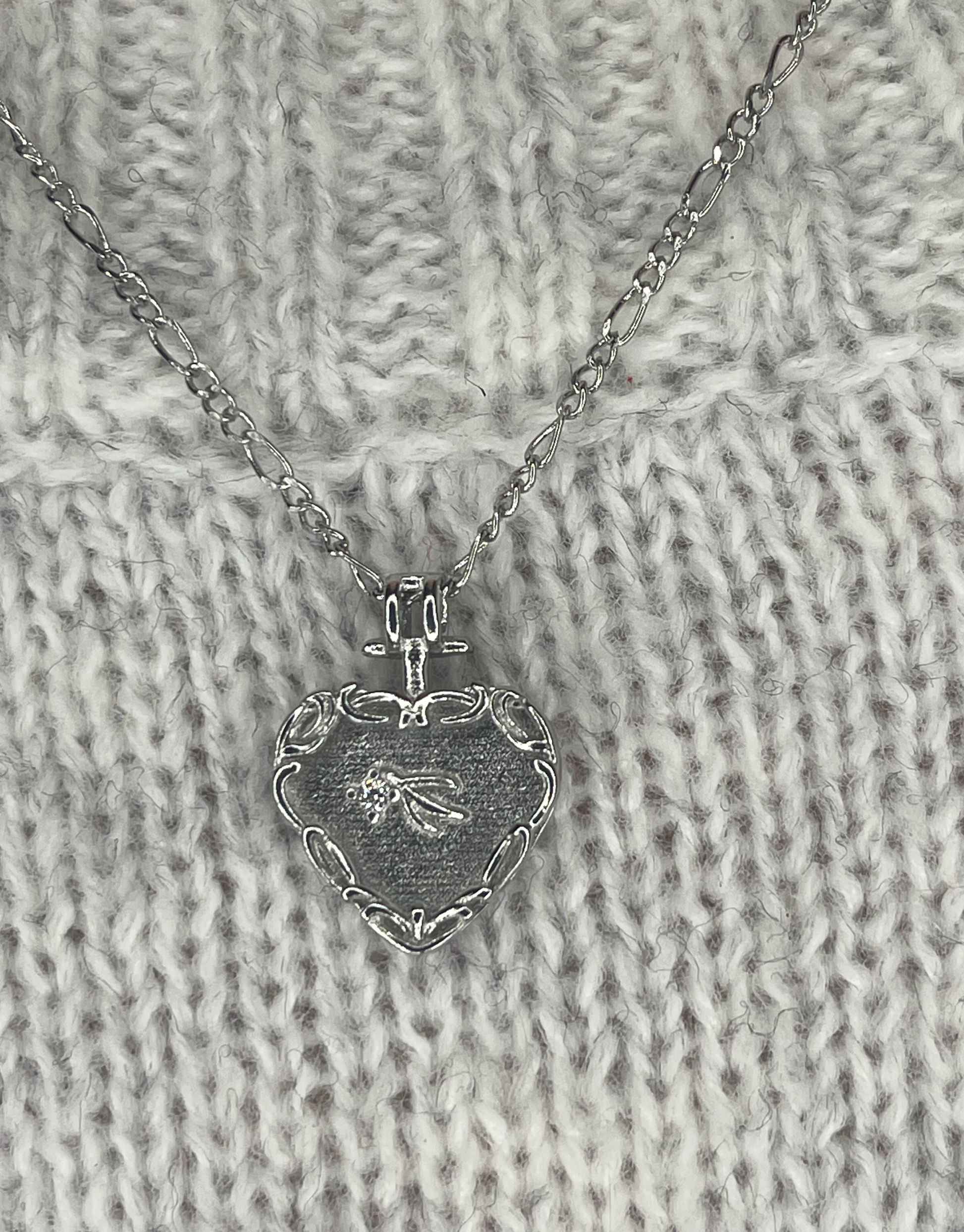 Smuk sølv med dobbeltkæde og hjerte vedhæng.