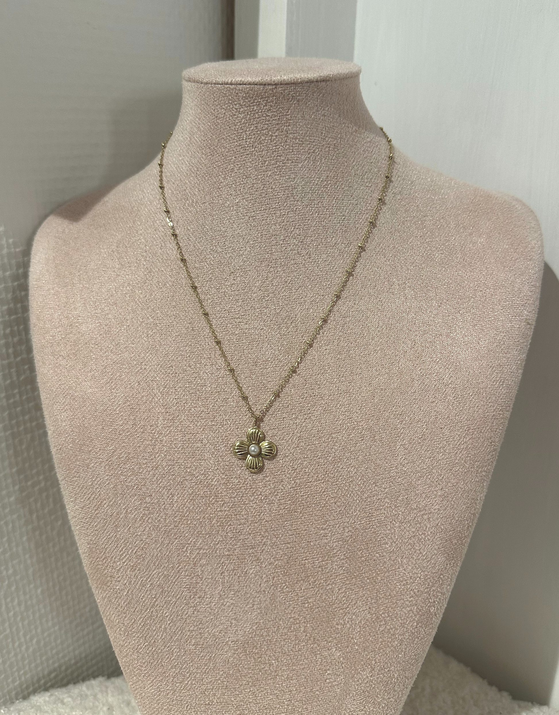 Smuk halskæde med blomst design med perle i.