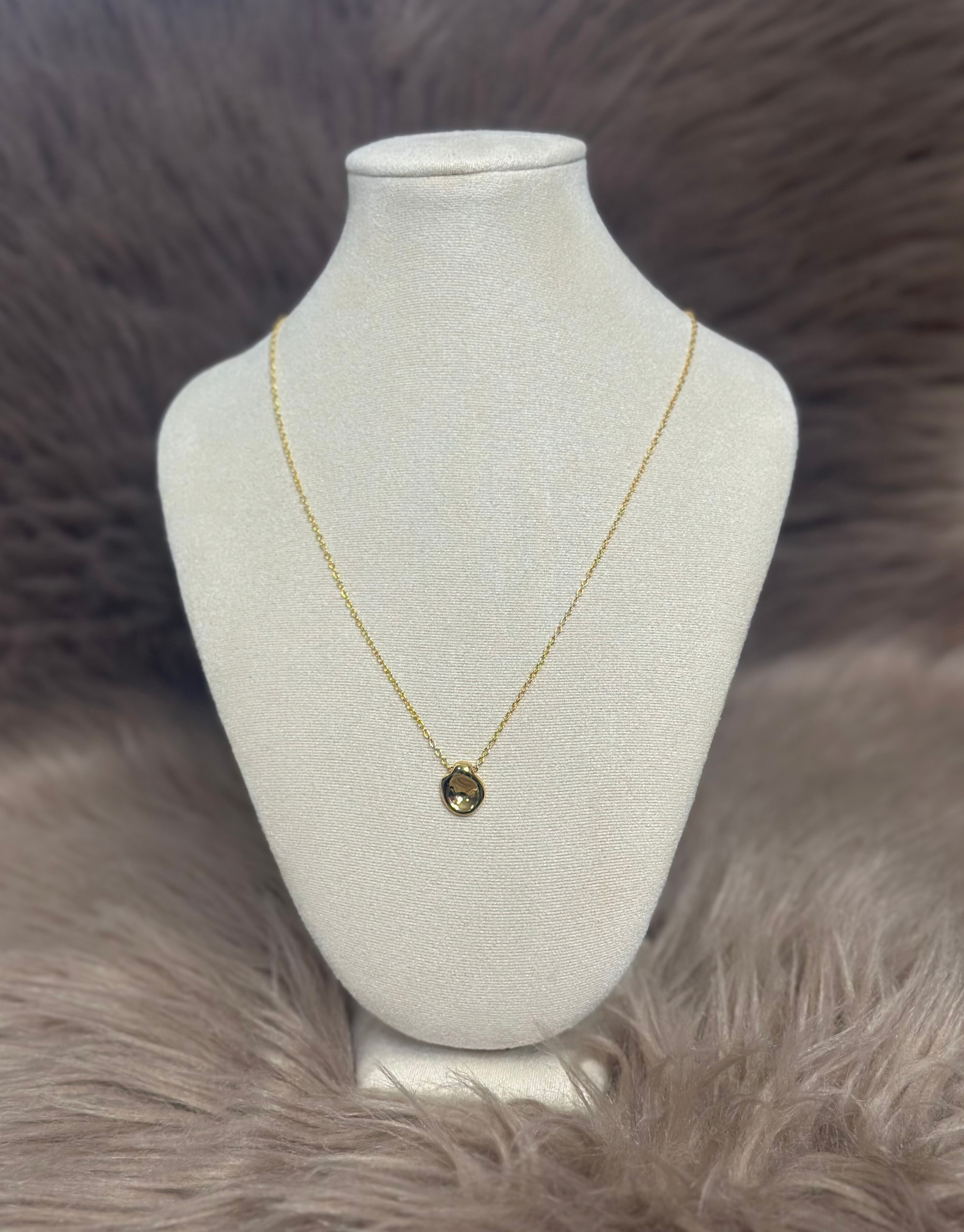 Smuk guld halskæde med abstrakt vedhæng.