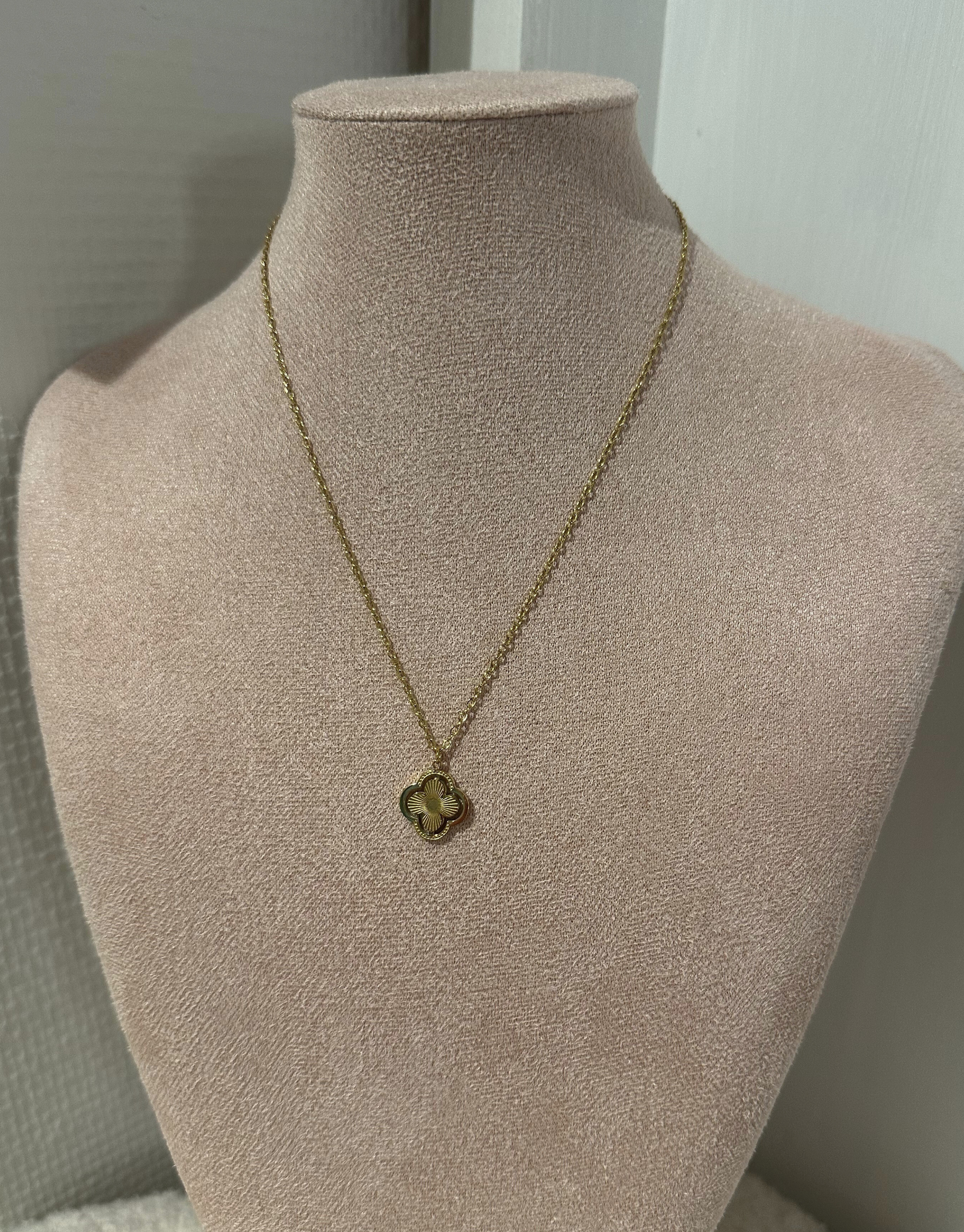 Smuk halskæde i firkløver design.