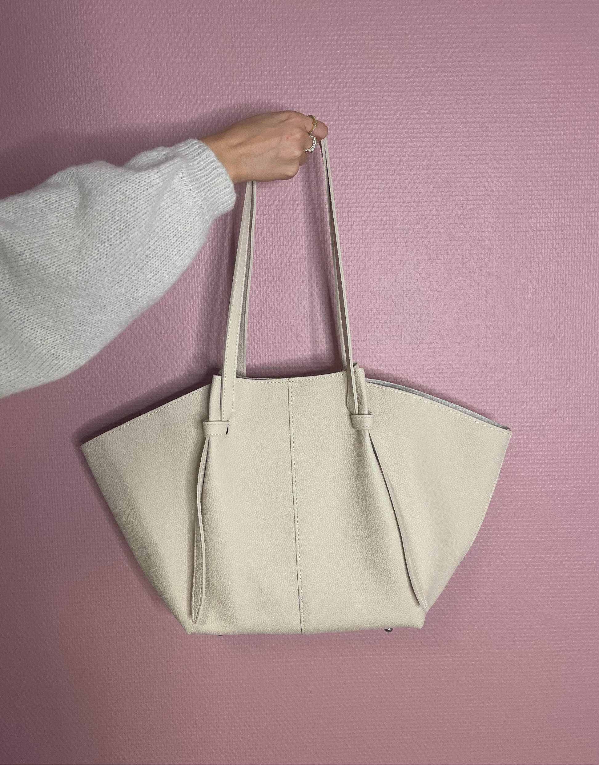 Den smukke Faith taske er den perfekte hverdagstaske, da den både kan bruges til skolebrug samt indeholde alt det nødvendige.
