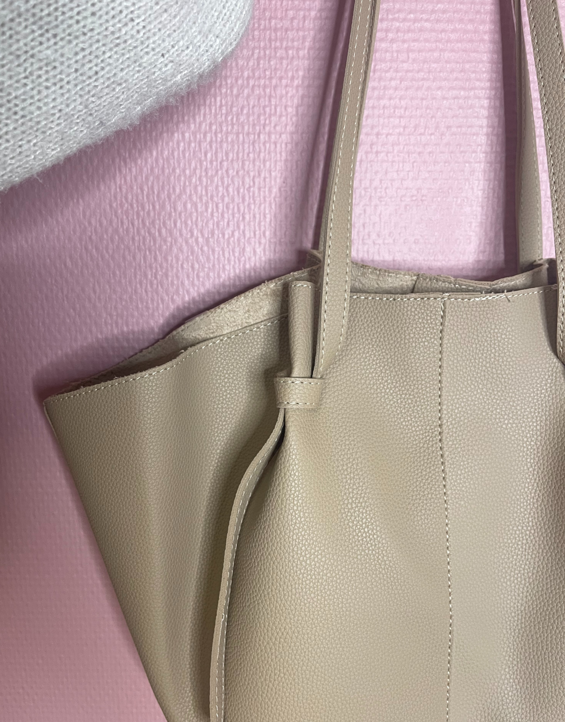 Den smukke Faith taske er den perfekte hverdagstaske, da den både kan bruges til skolebrug samt indeholde alt det nødvendige.