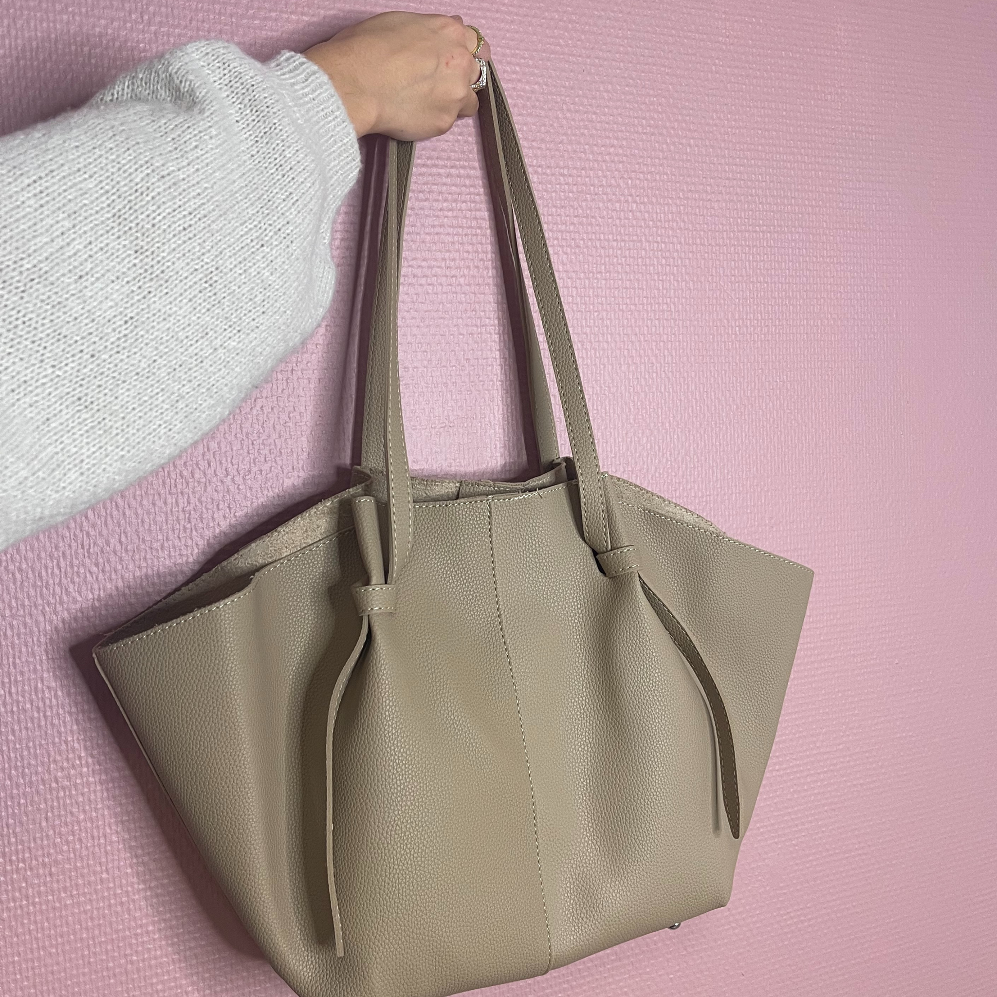 Den smukke Faith taske er den perfekte hverdagstaske, da den både kan bruges til skolebrug samt indeholde alt det nødvendige.