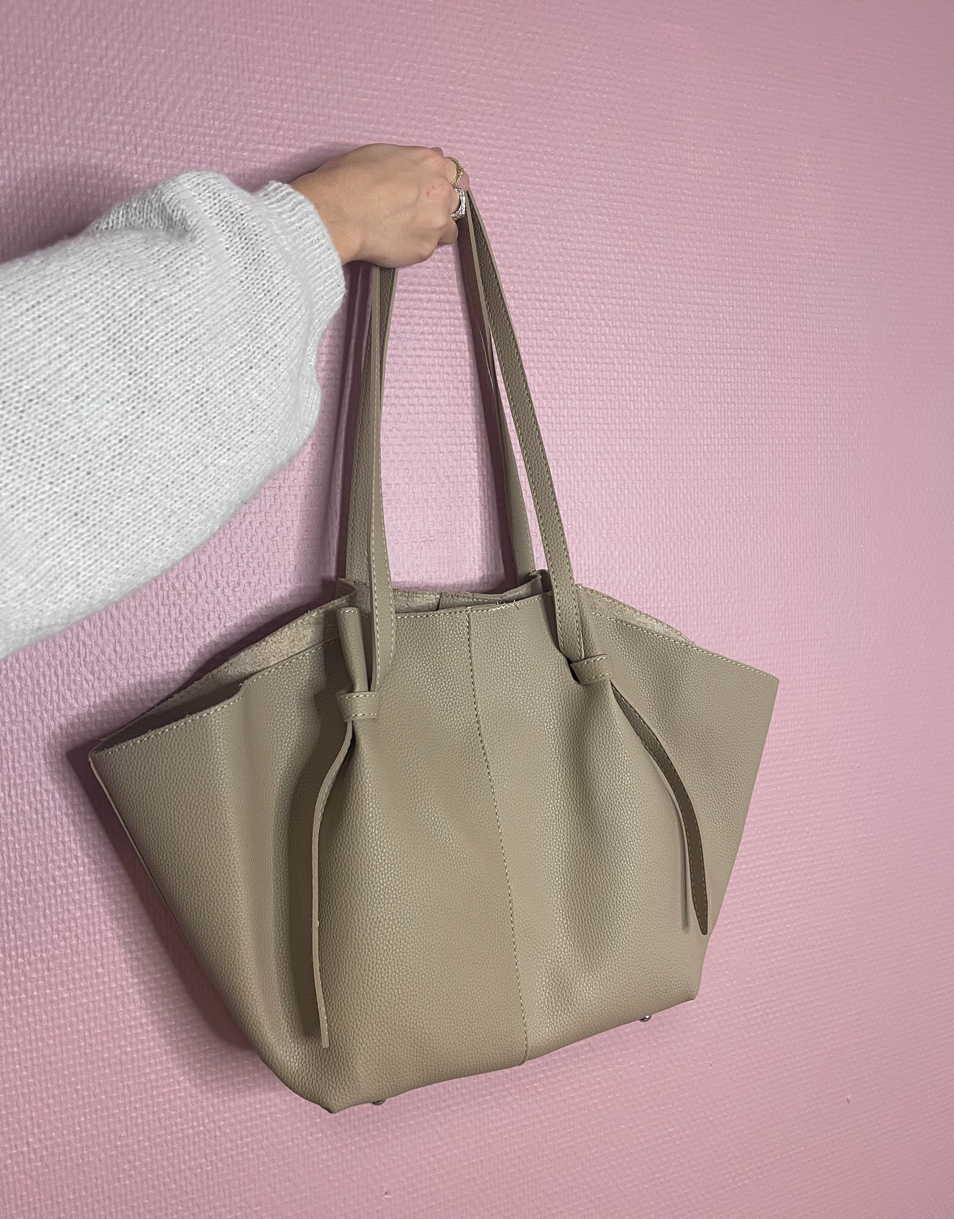 Den smukke Faith taske er den perfekte hverdagstaske, da den både kan bruges til skolebrug samt indeholde alt det nødvendige.