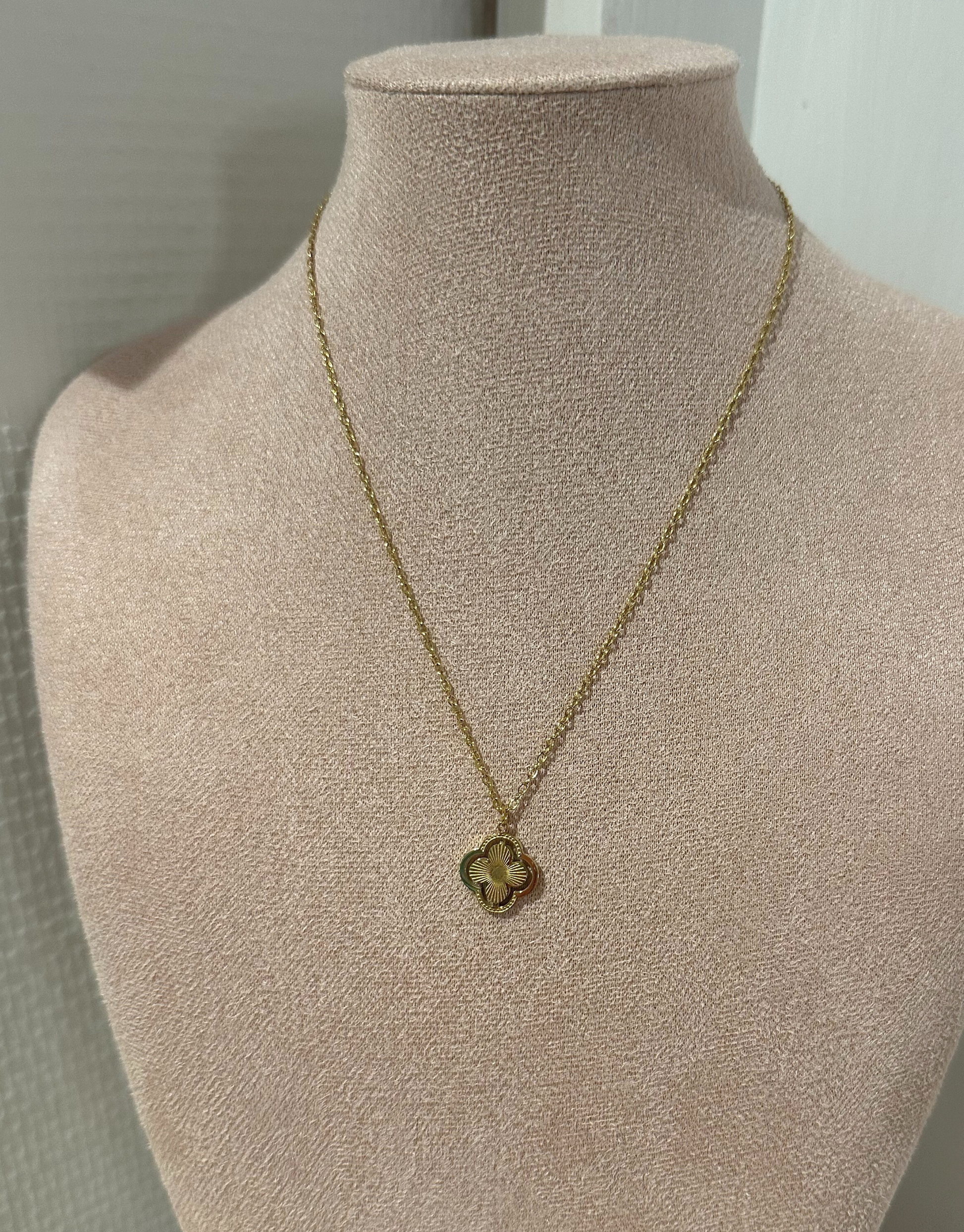 Smuk halskæde i firkløver design.