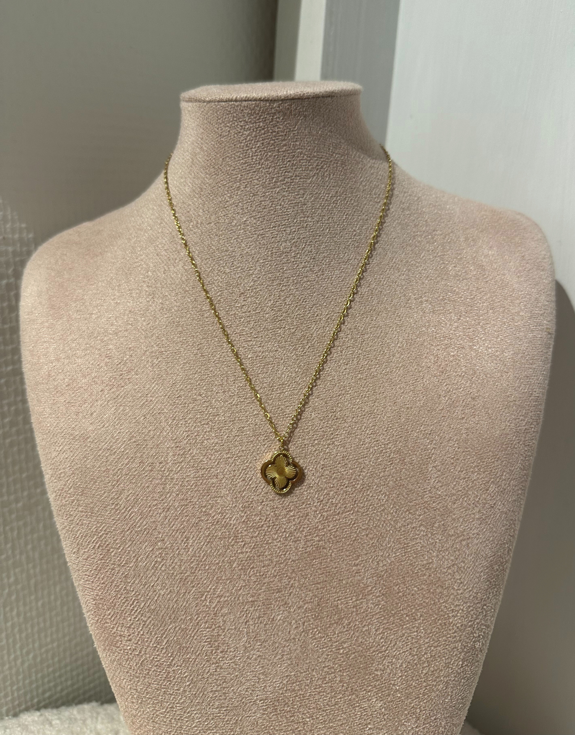 Smuk halskæde i firkløver design.