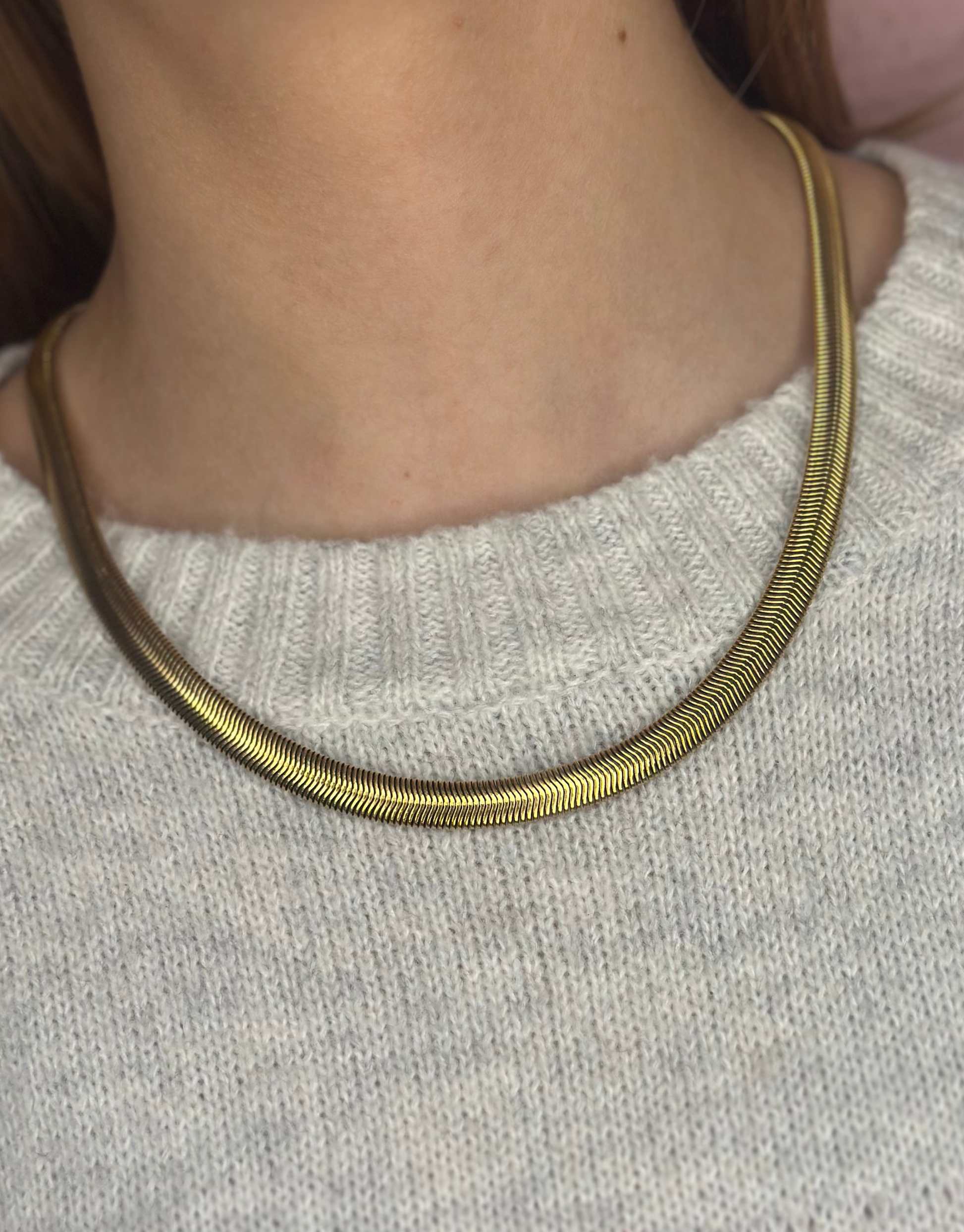 Smukkeste halskæde i fladt og bredt design.