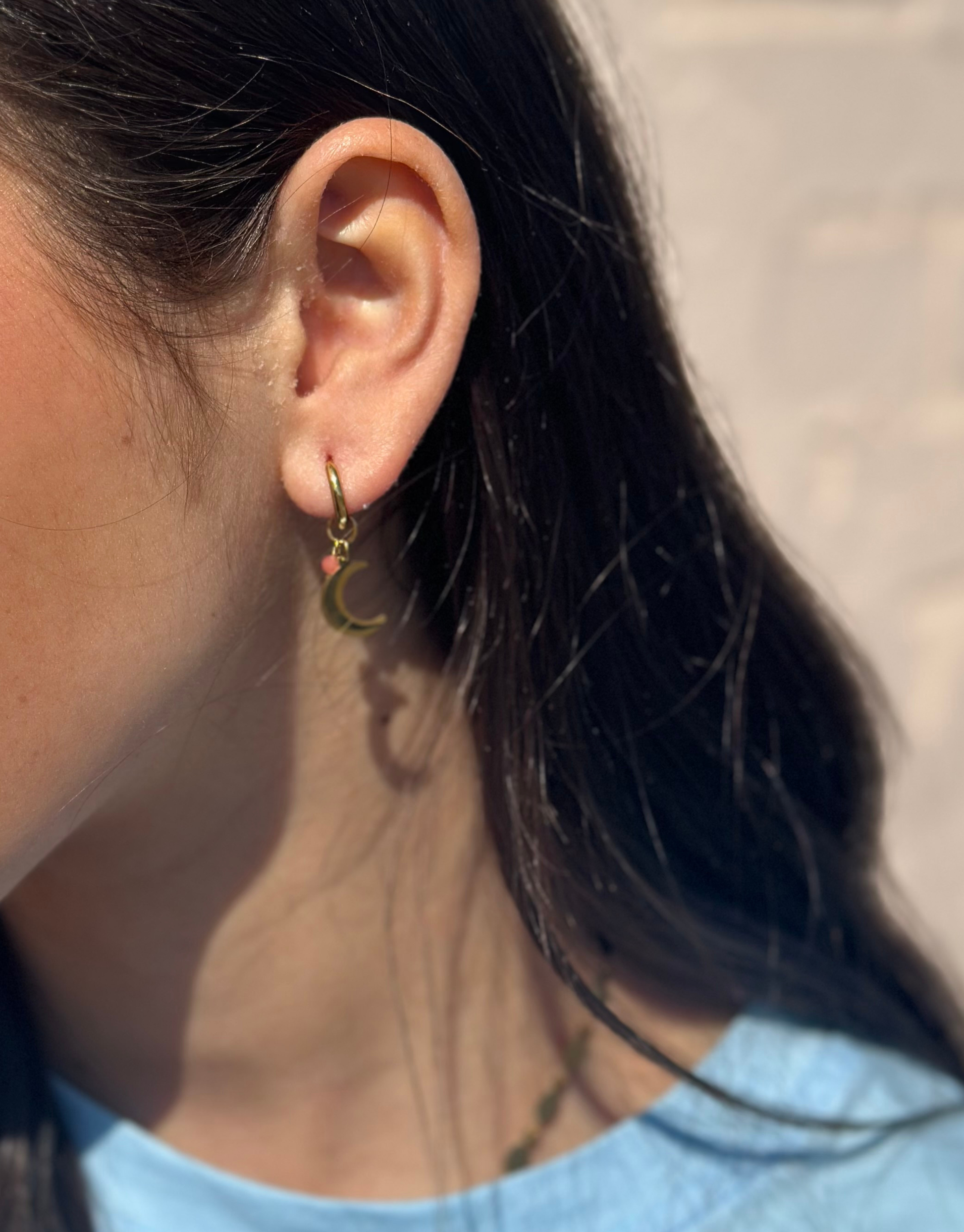 Smukke øreringe i måne design.