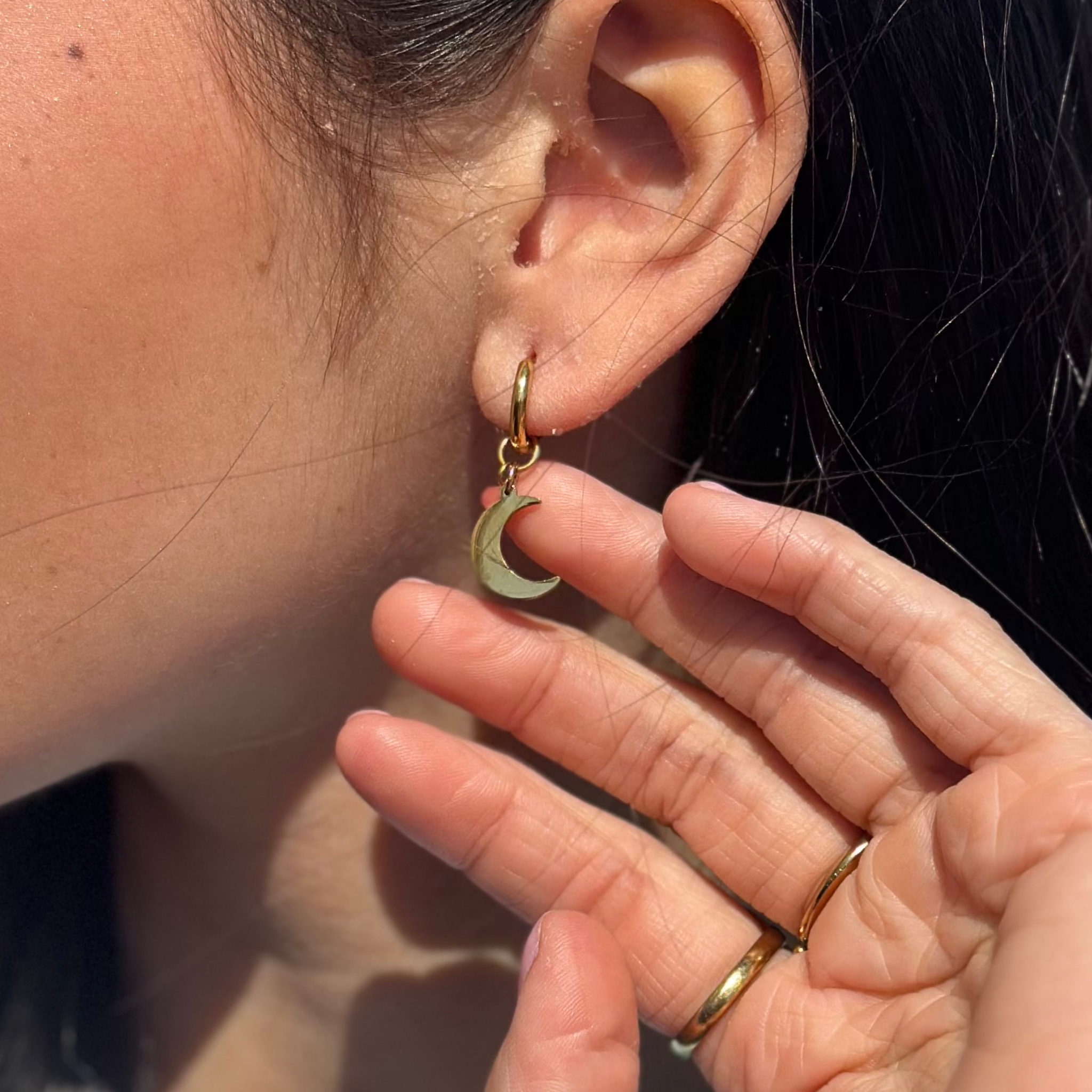 Smukke øreringe i måne design.